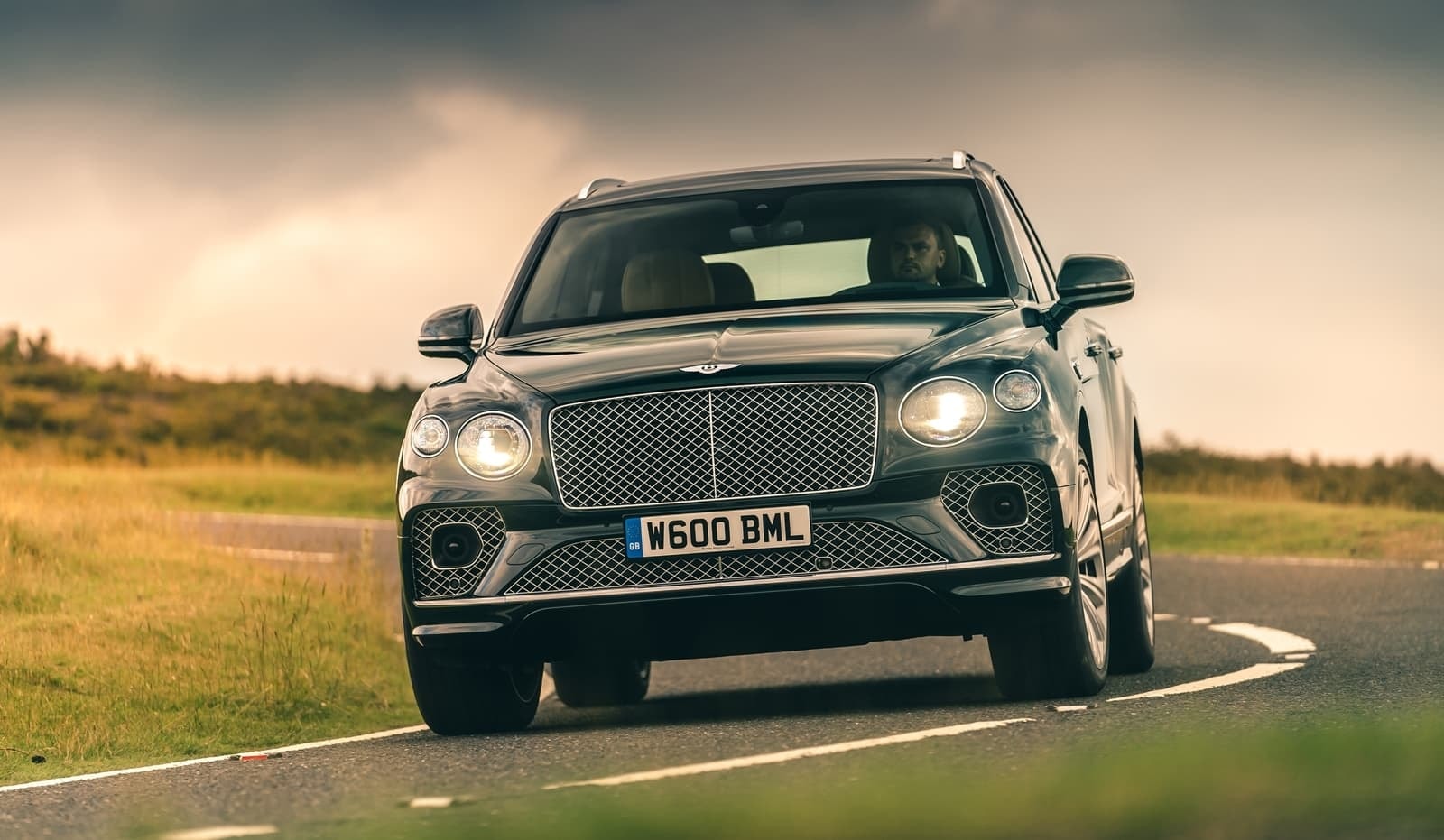 Detalle frontal Bentayga capturando su elegancia y diseño.