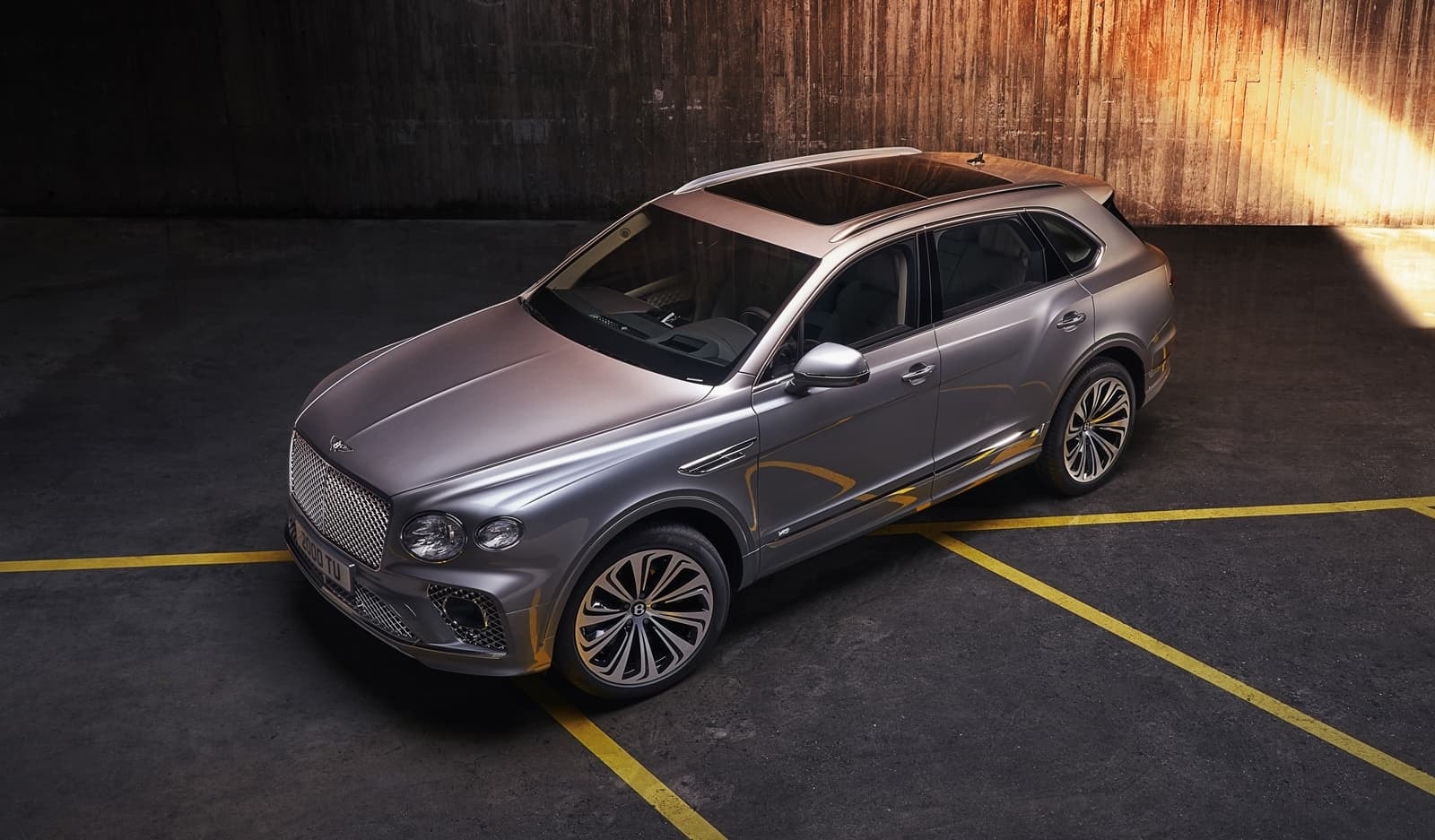 Perfil del Bentayga resaltando su techo y llantas de diseño.