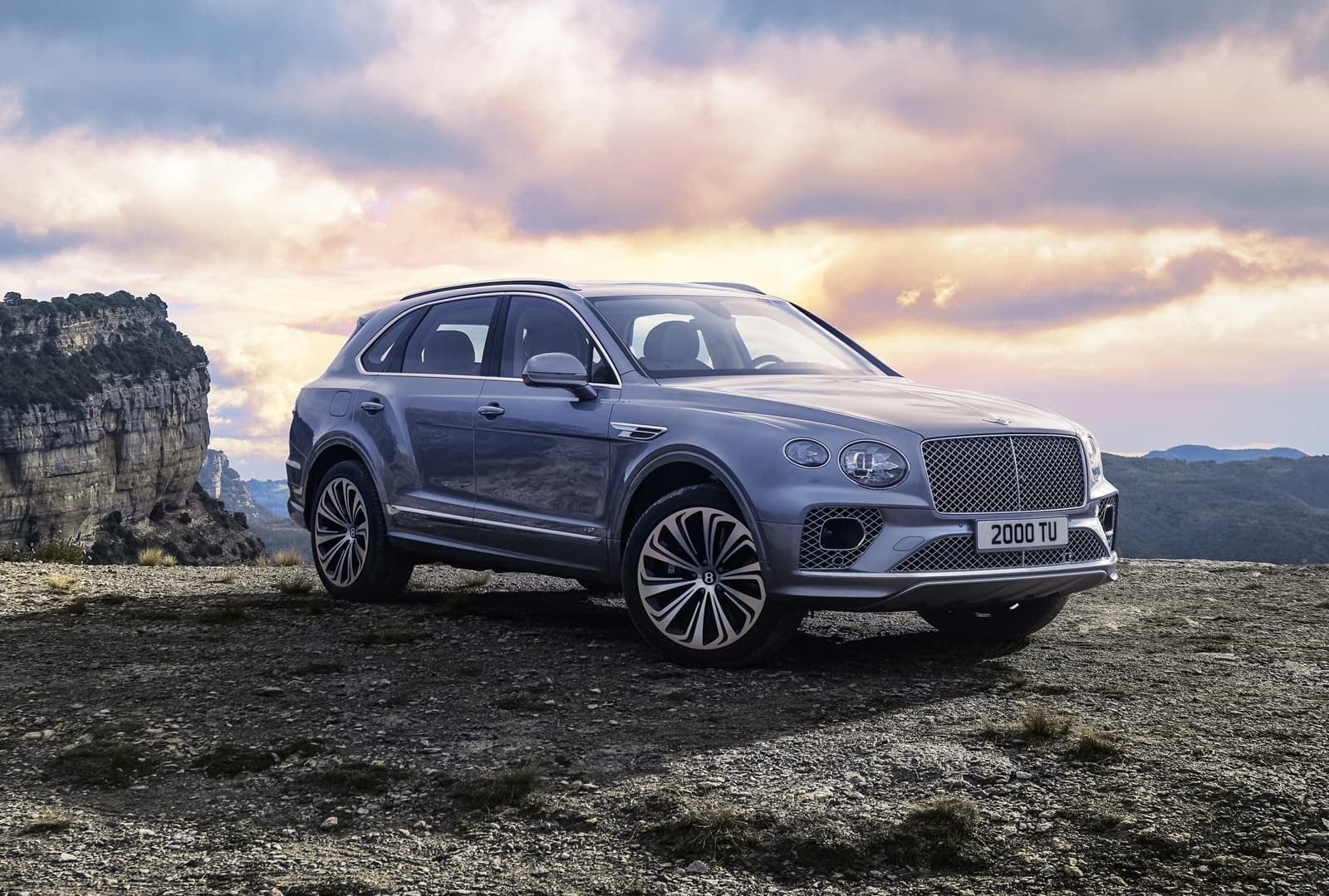 Silueta elegante del Bentayga en entorno natural.