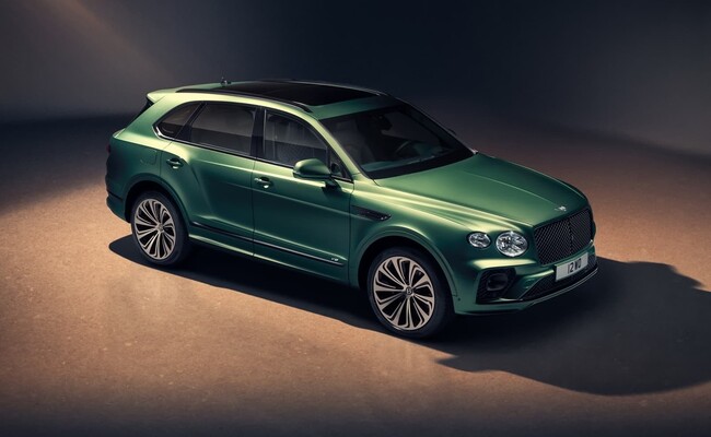 Vista frontal que enfatiza la parrilla y faros característicos del Bentley Bentayga. Vista frontal que enfatiza la parrilla y faros característicos del Bentley Bentayga.