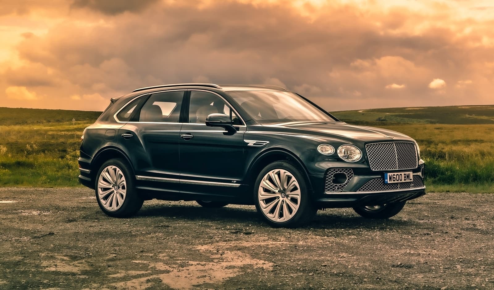 Bentley Bentayga en entorno natural, vista lateral delantera.