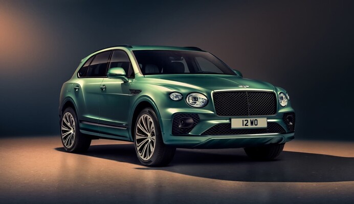 Vista frontal y lateral del Bentley Bentayga en color verde.