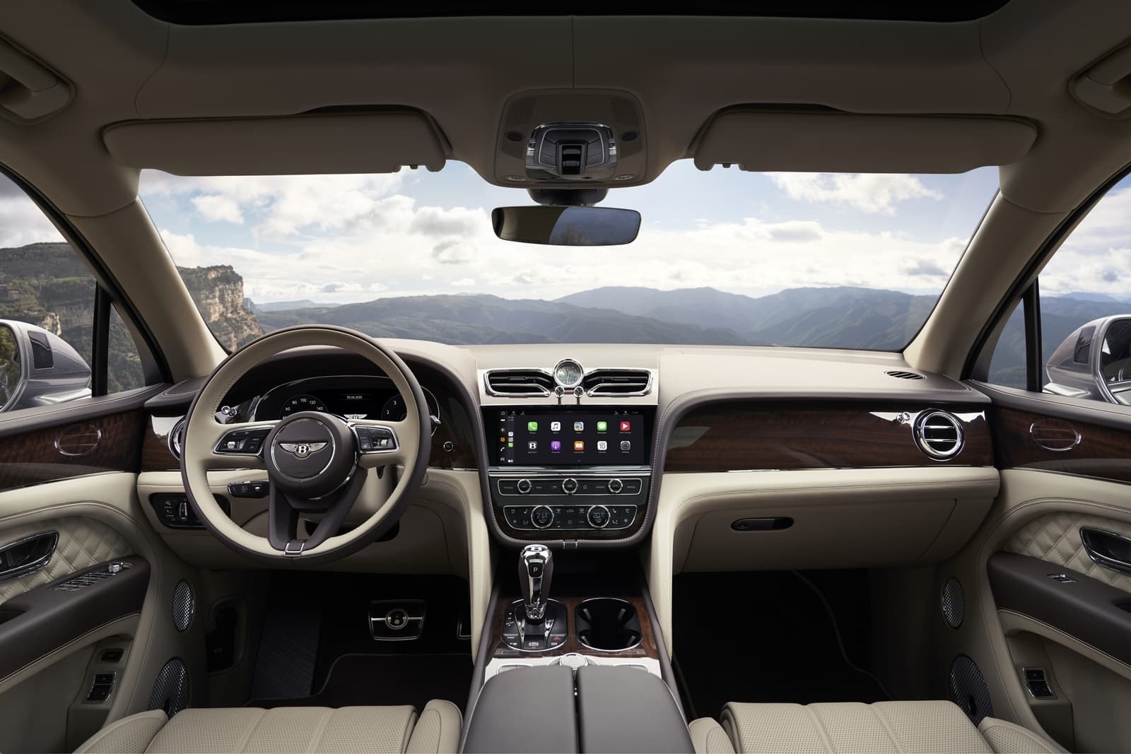 Vista completa del interior refinado del Bentayga.