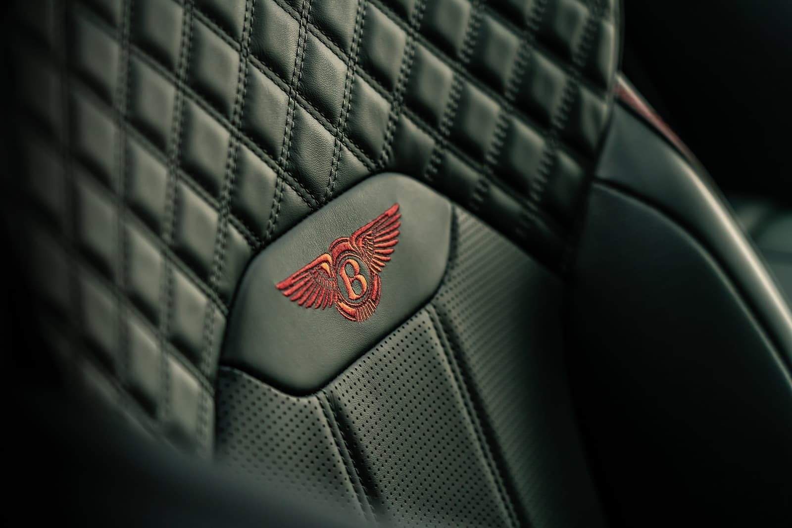 Exclusivo detalle del asiento con emblema Bentley.
