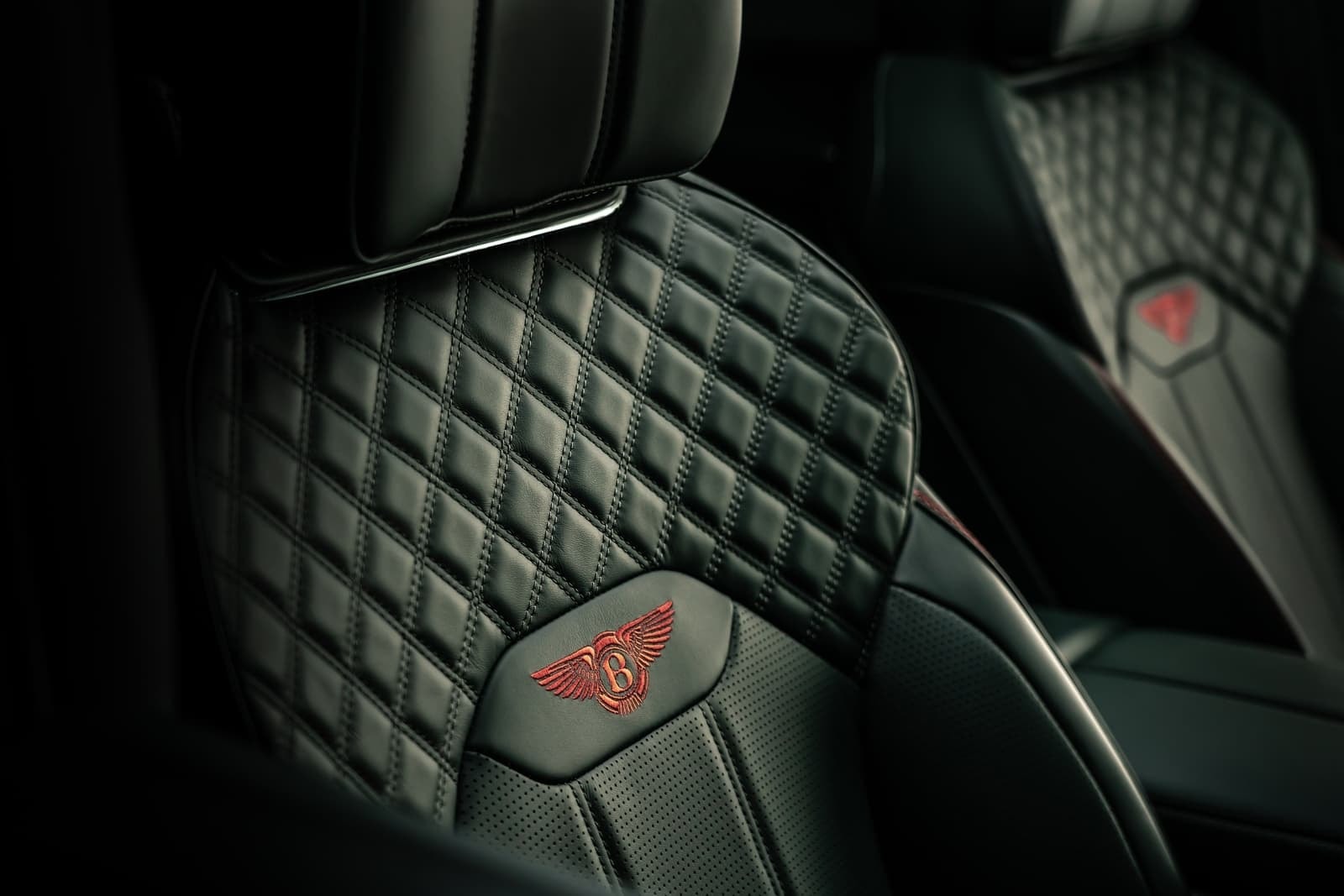 Asiento con detalles en diamante y emblema bordado de Bentley.