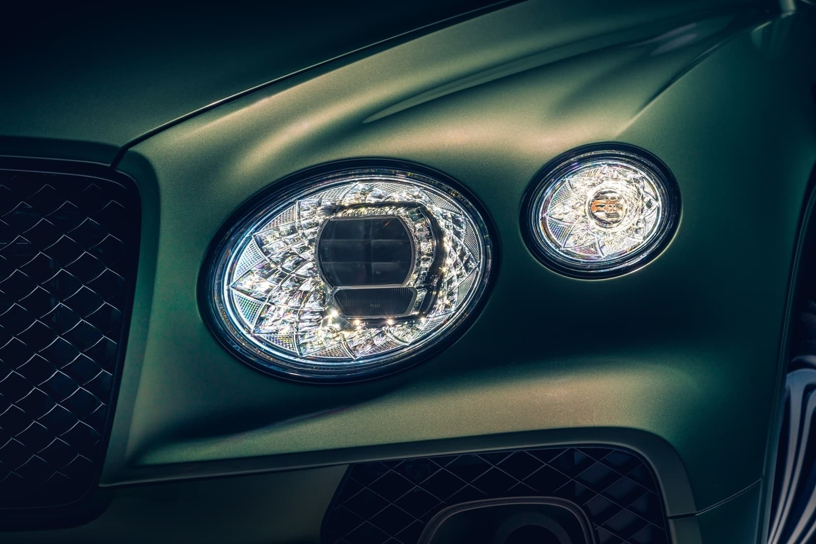Elegantes faros delanteros LED característicos de Bentley.