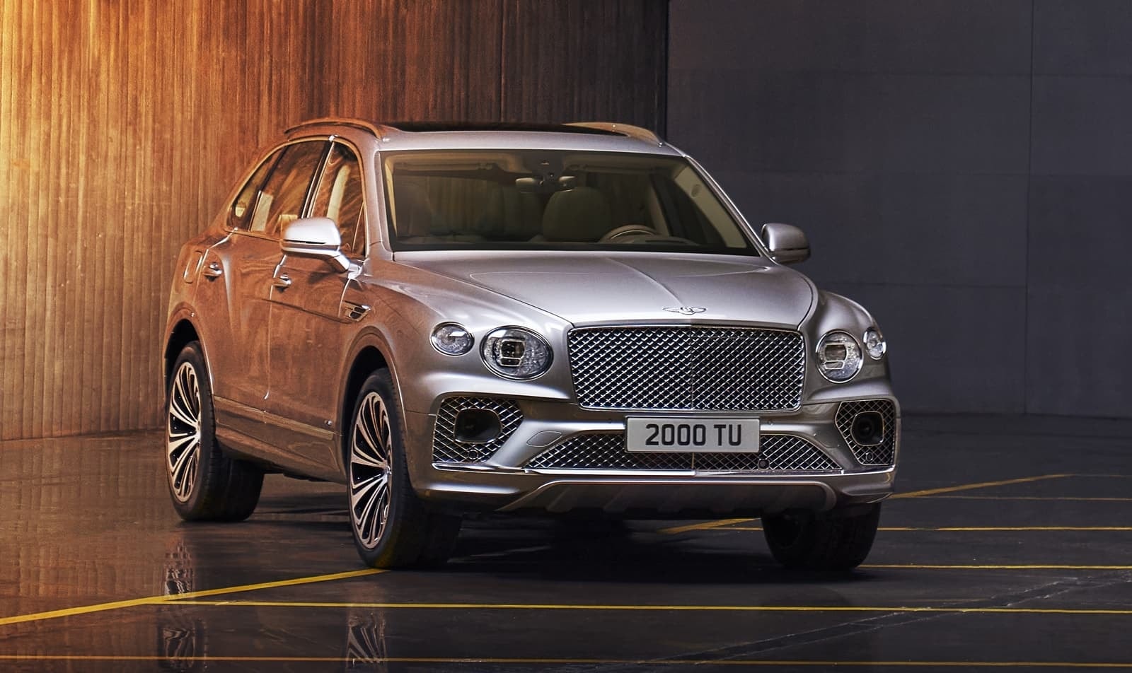 Vista frontal enfatizando la parrilla distintiva de Bentley.