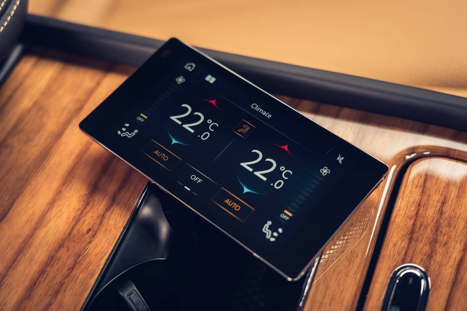 Sistema táctil de climatización en consola central trasera.