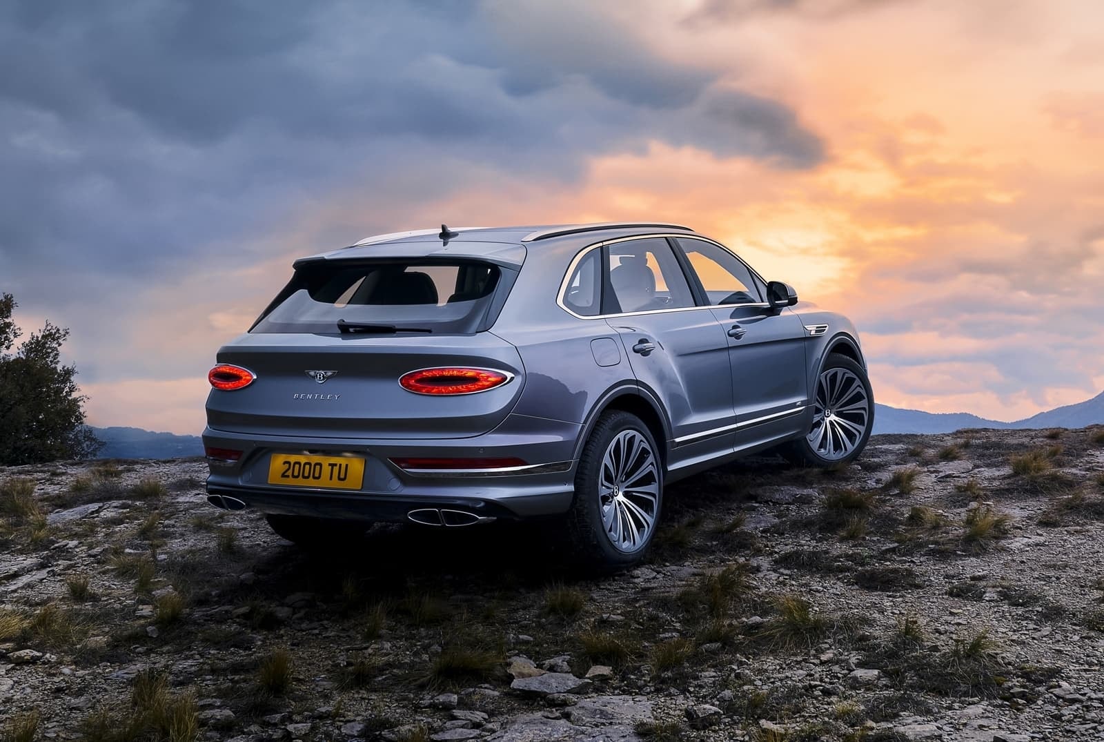 Vista trasera del Bentayga destacando sus luces al atardecer.