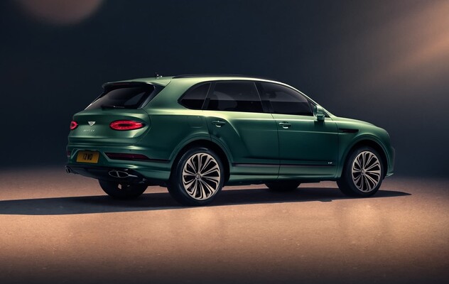 Trasera del Bentayga iluminada, con foco en las luces traseras y diseño de escape. Trasera del Bentayga iluminada, con foco en las luces traseras y diseño de escape.