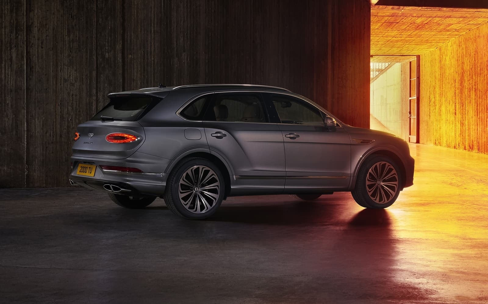 Combinación de lujo y deportividad en la trasera y lateral.