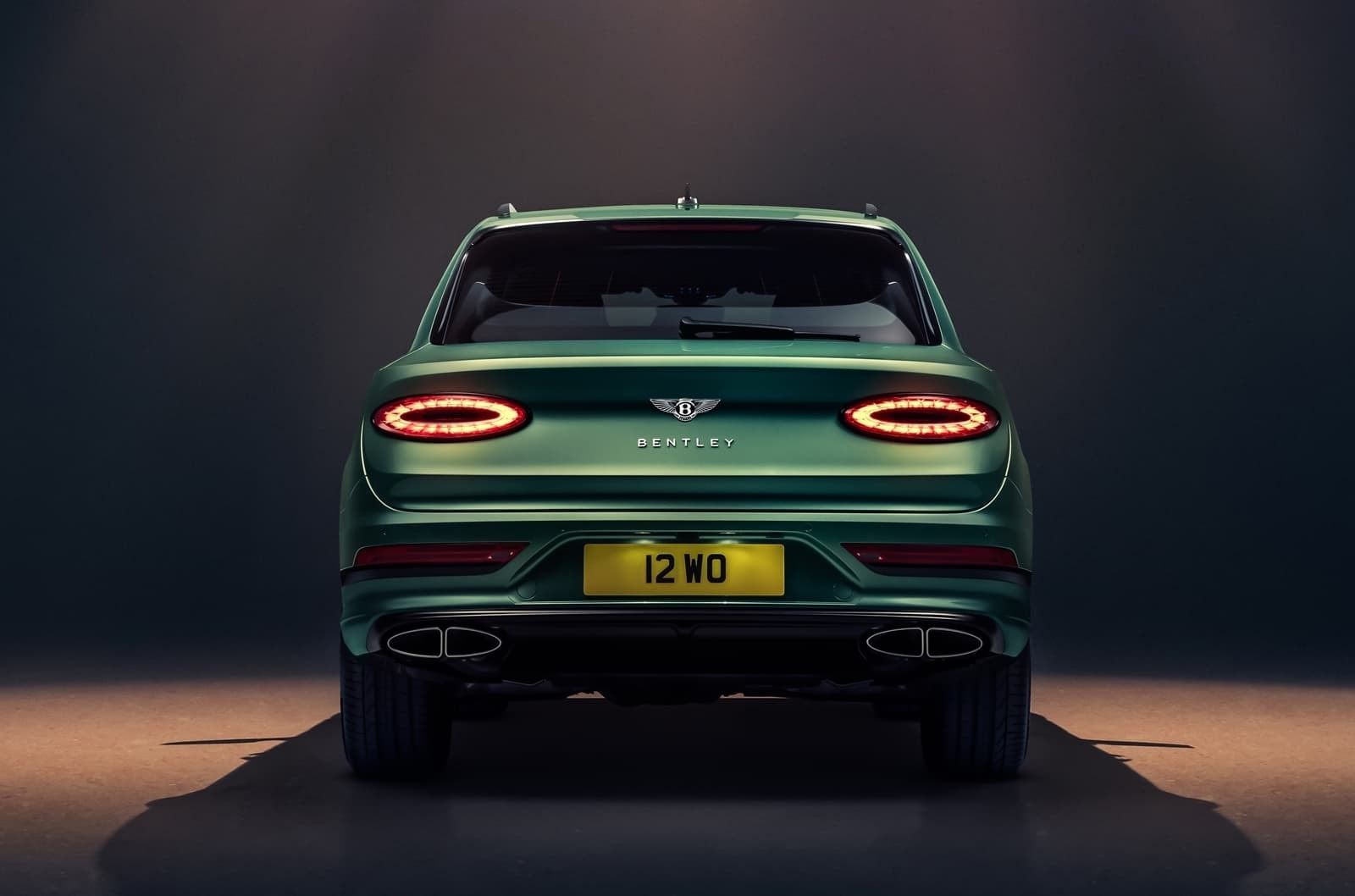 Vista trasera enfocando ópticas y diseño de escape Bentley Bentayga.