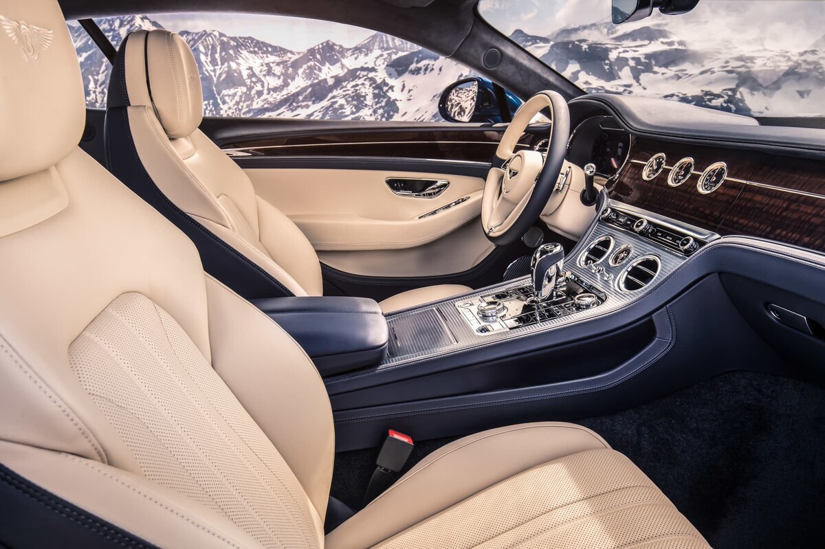 Imagen de los asientos delanteros en piel color crema del Bentley Continental GT. Imagen de los asientos delanteros en piel color crema del Bentley Continental GT.