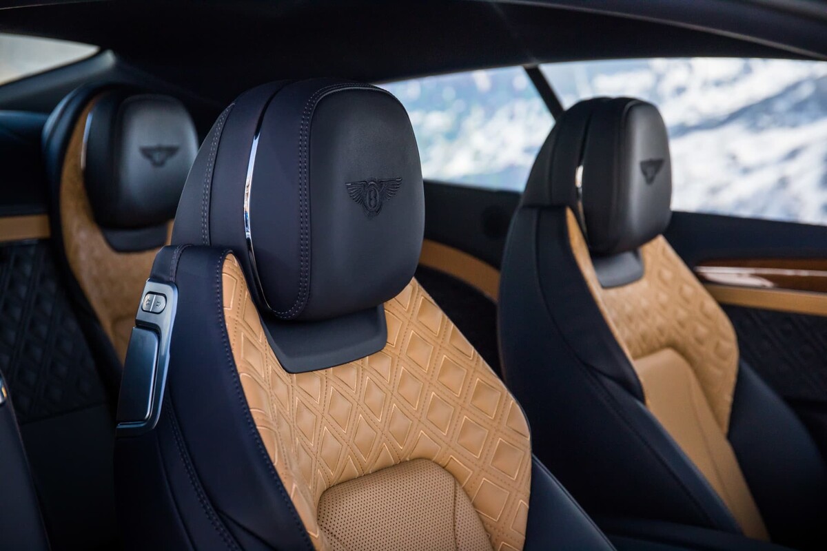 Asientos traseros de lujo con diseño acolchado y grabado del logo Bentley. Asientos traseros de lujo con diseño acolchado y grabado del logo Bentley.