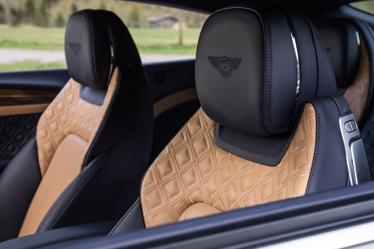 Asientos de piel con detalles acolchados y el emblema de Bentley grabado. Asientos de piel con detalles acolchados y el emblema de Bentley grabado.