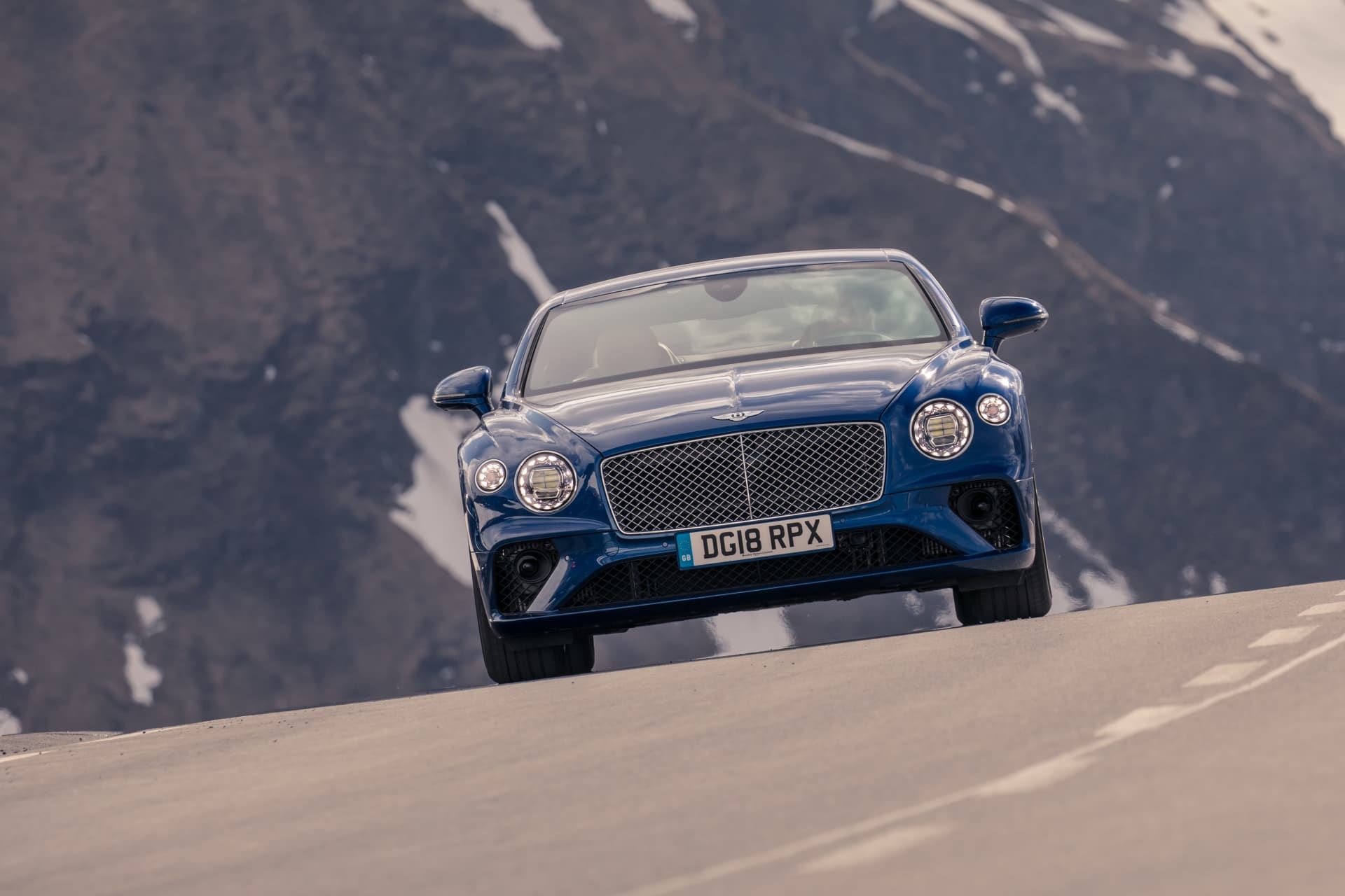 Ejemplo de poderío y estética, el Bentley GT se impone en carreteras de montaña.