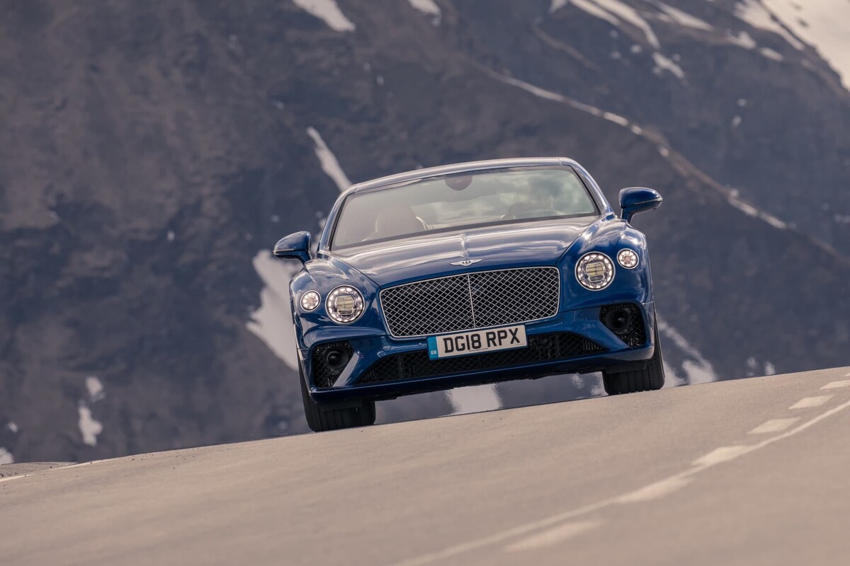 Ejemplo de poderío y estética, el Bentley GT se impone en carreteras de montaña. Ejemplo de poderío y estética, el Bentley GT se impone en carreteras de montaña.