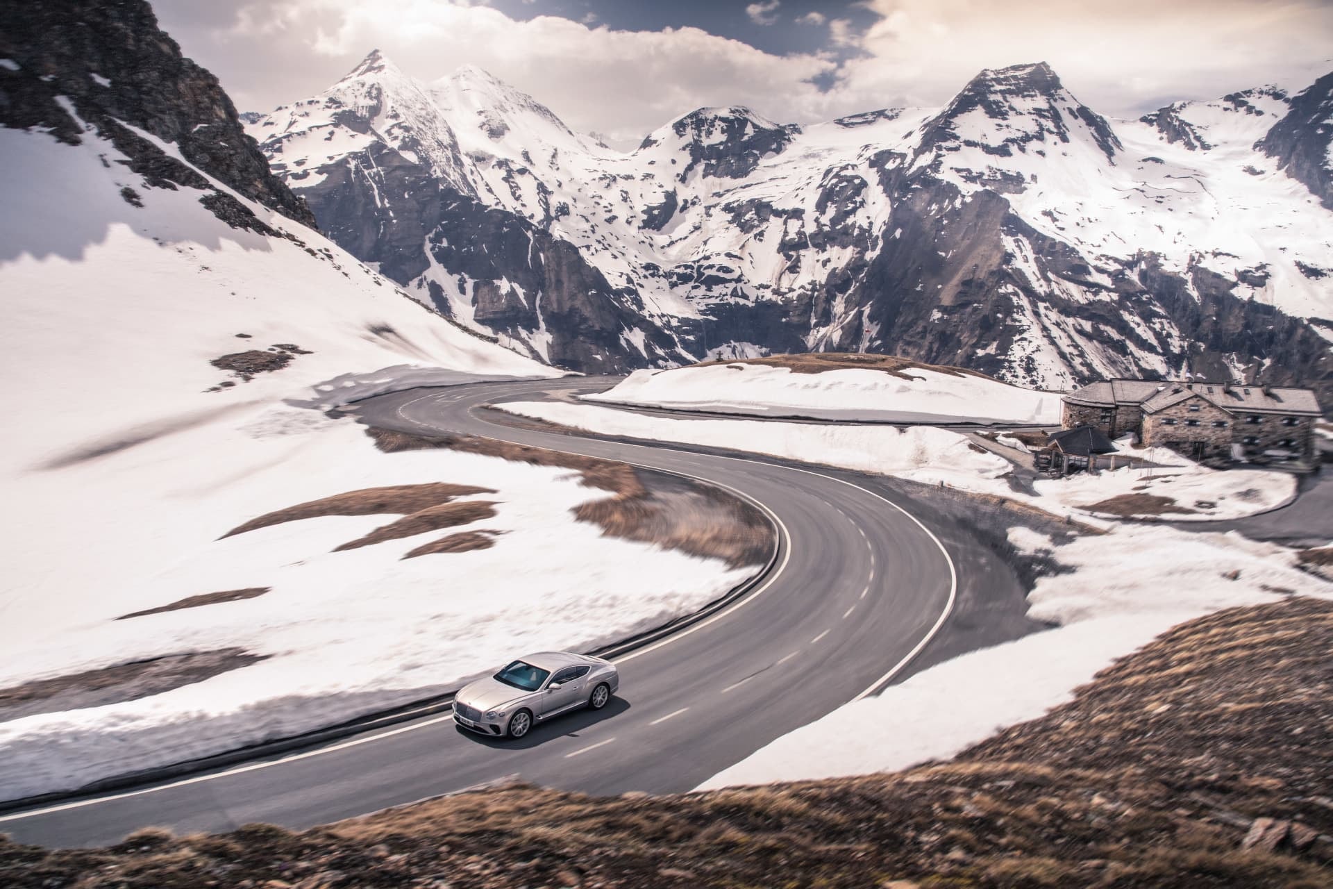 La elegancia del Bentley Continental GT complementa el paisaje serpenteante.