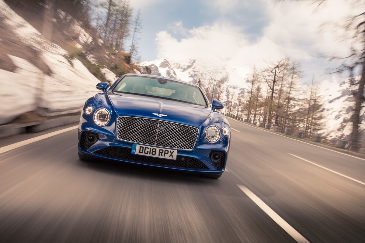 Potencia y gracia del Bentley Continental GT captado al adelantar. Potencia y gracia del Bentley Continental GT captado al adelantar.