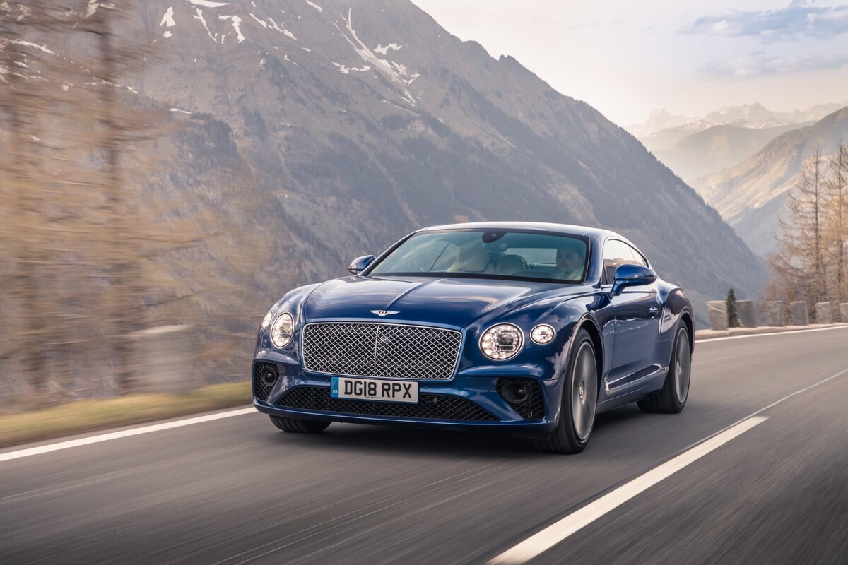 Vista frontal y lateral del Bentley Continental GT, destacando su diseño icónico. Vista frontal y lateral del Bentley Continental GT, destacando su diseño icónico.