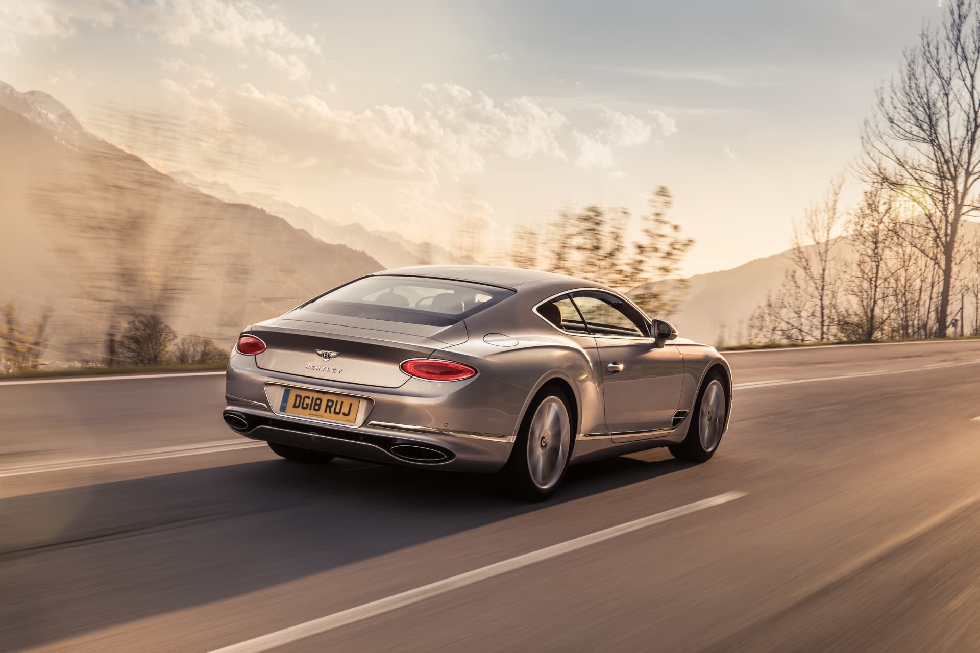 Vista dinámica del Bentley Continental GT en pleno desplazamiento.