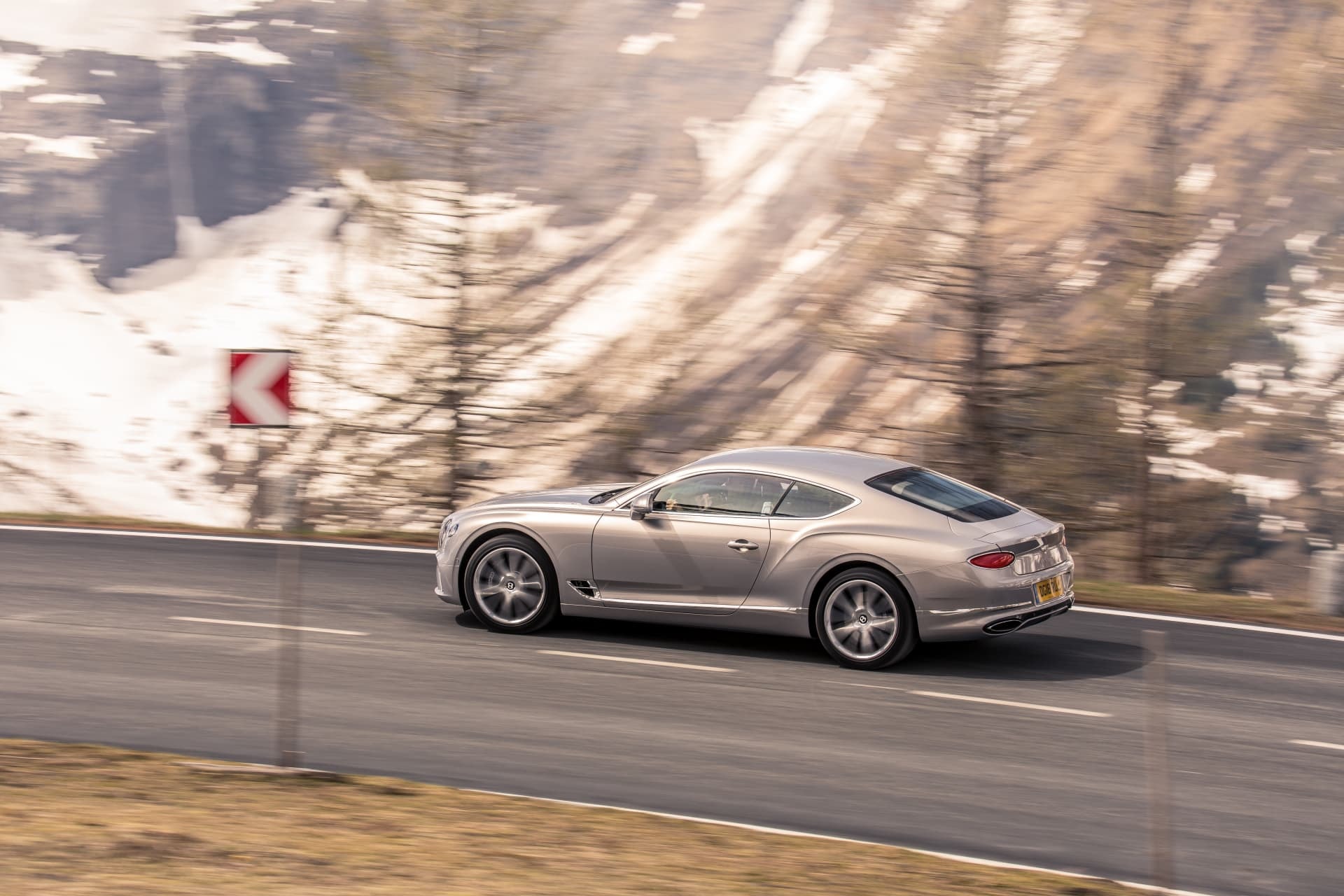 El Continental GT muestra su línea en un entorno montañoso.