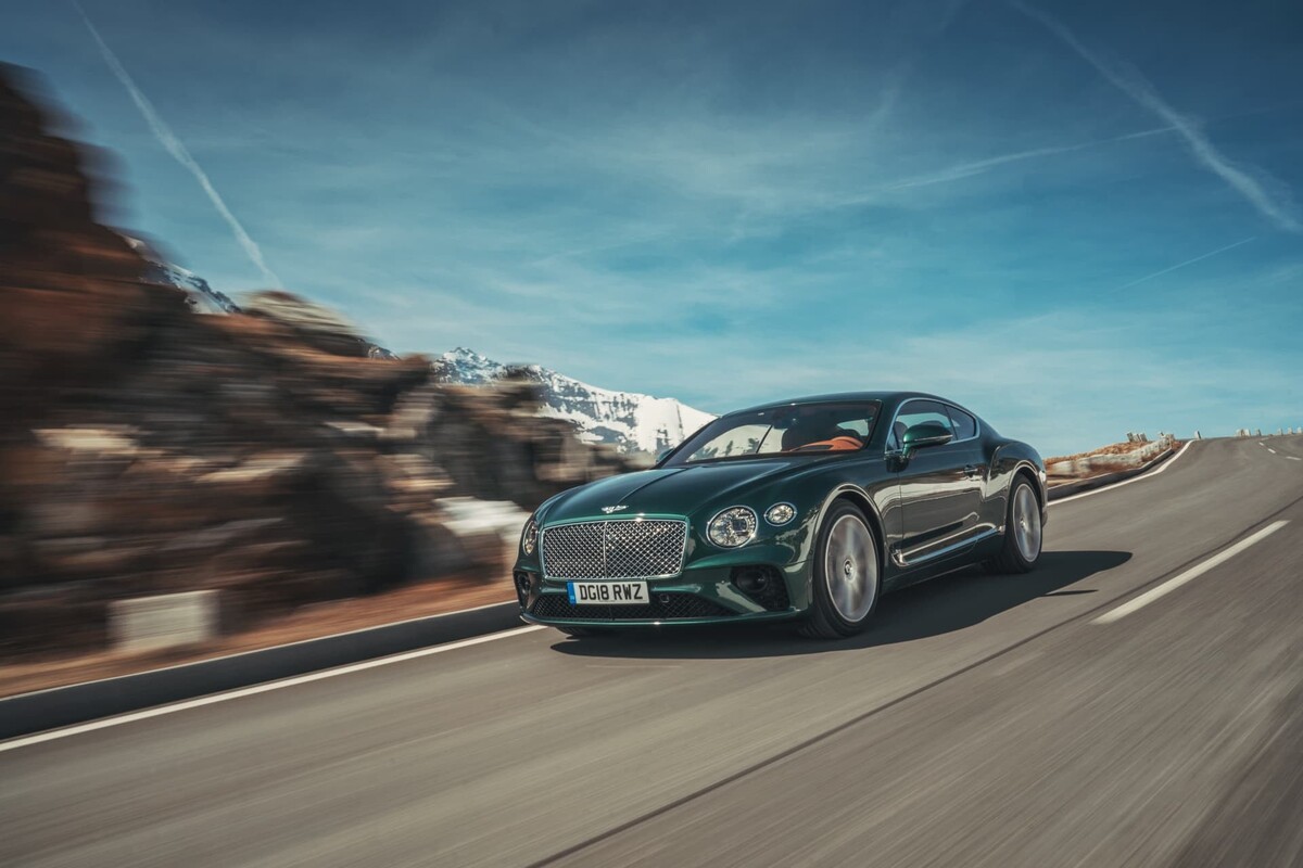 Imagen dinámica mostrando la elegancia y poder en carretera del GT. Imagen dinámica mostrando la elegancia y poder en carretera del GT.