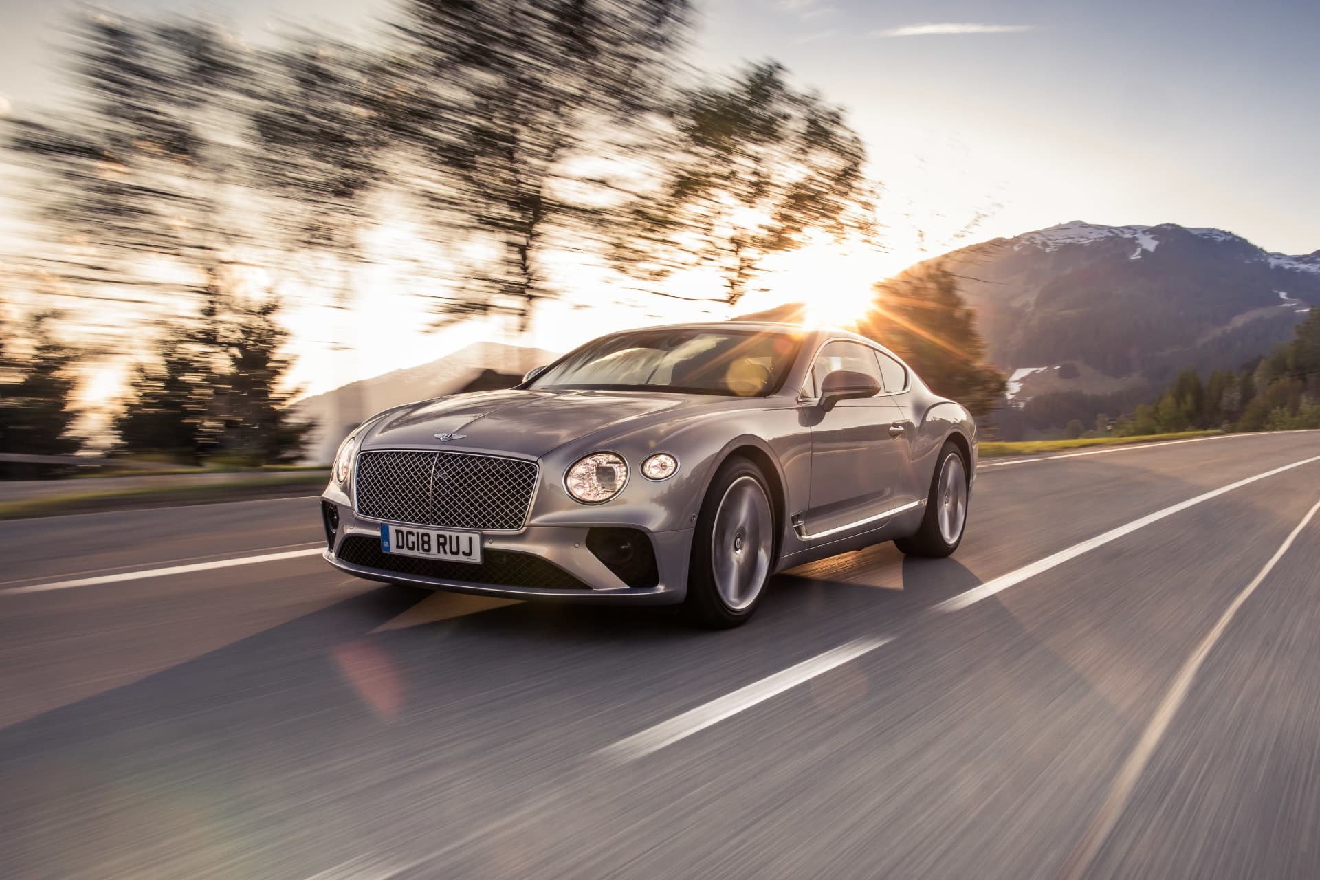 Bentley Continental GT en movimiento, mostrando su elegancia y potencia.