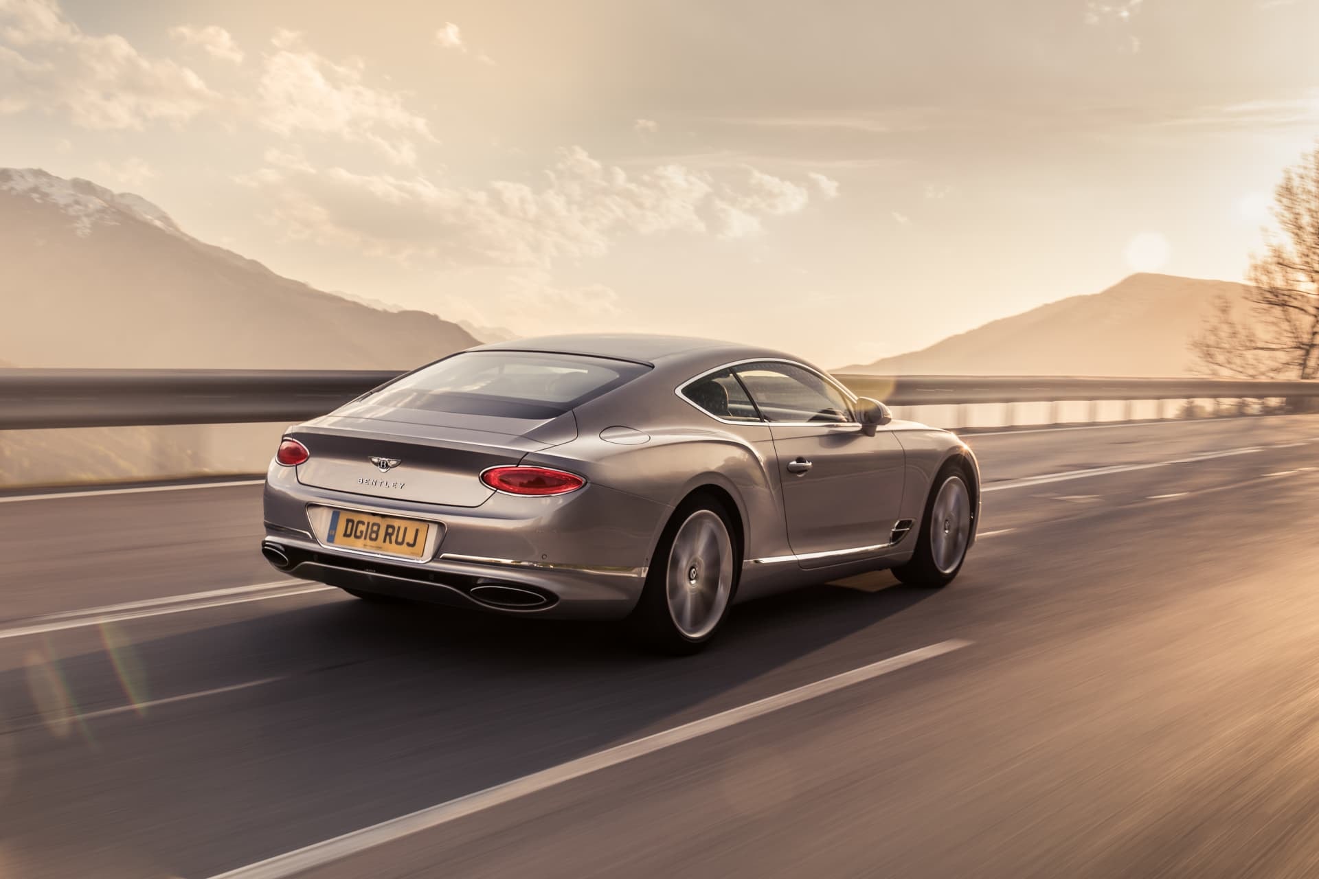 Vista trasera del Bentley Continental GT destacando su diseño y luz trasera única.