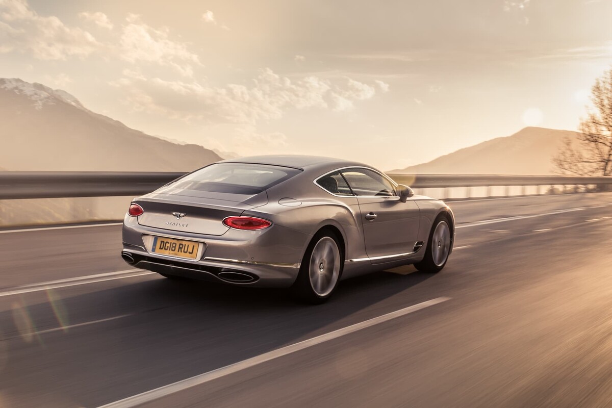 Vista trasera del Bentley Continental GT destacando su diseño y luz trasera única. Vista trasera del Bentley Continental GT destacando su diseño y luz trasera única.