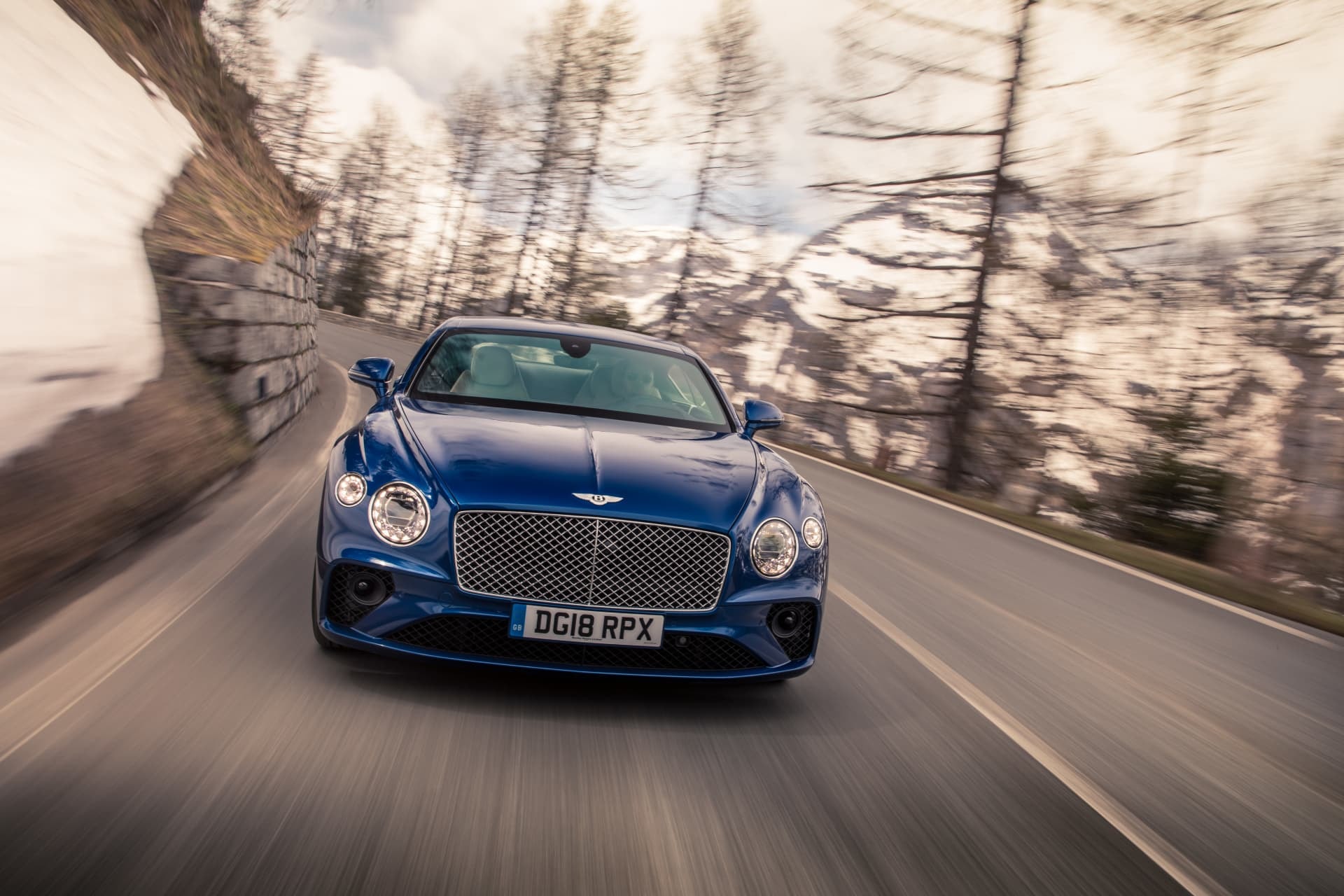 Enfoque dinámico en la delantera del Bentley Continental GT.