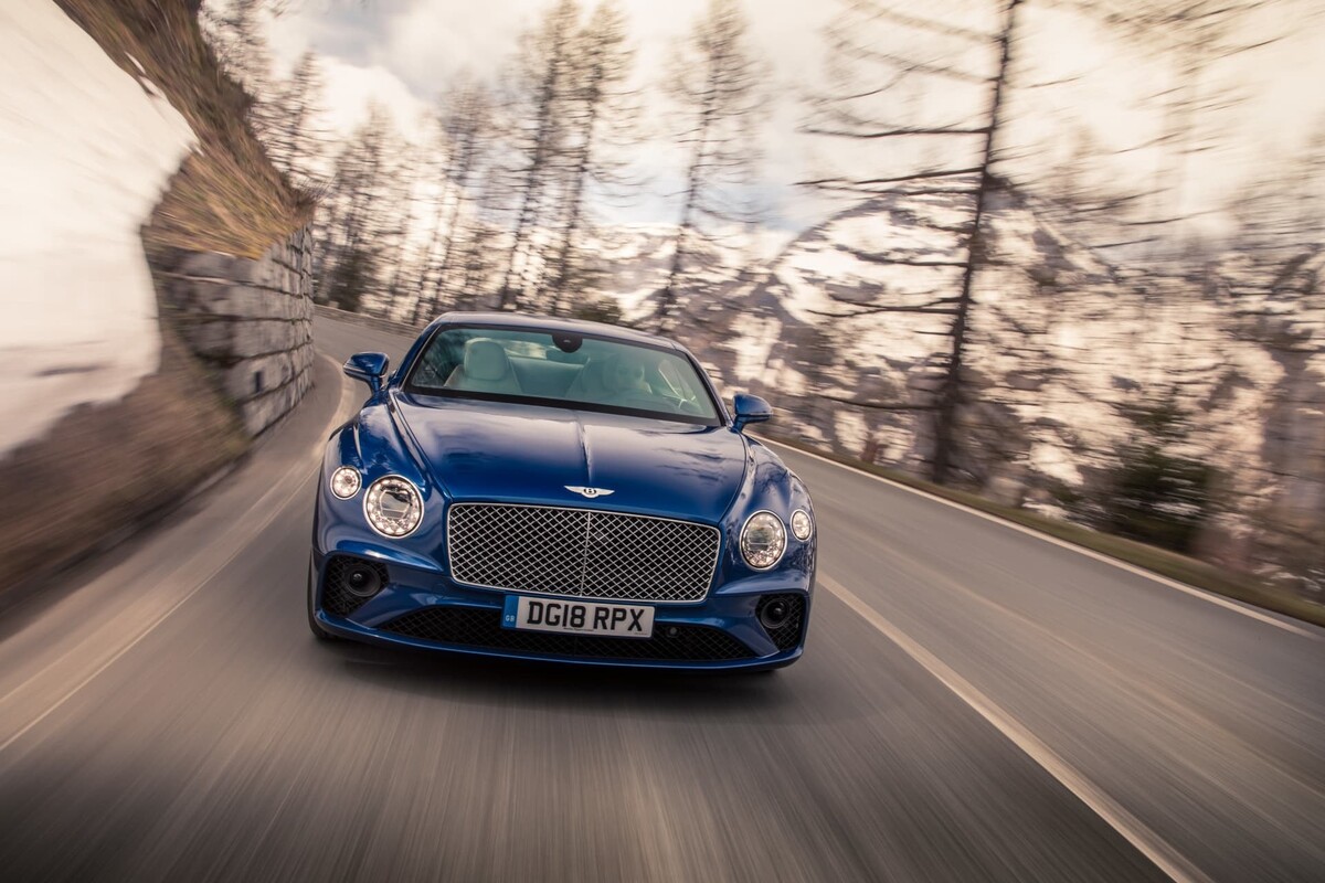 Enfoque dinámico en la delantera del Bentley Continental GT. Enfoque dinámico en la delantera del Bentley Continental GT.