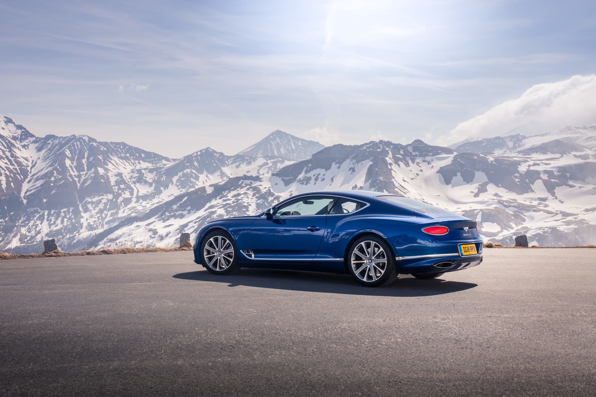 Combinación perfecta de potencia y estilo, el Continental GT detenido en entorno montañoso.