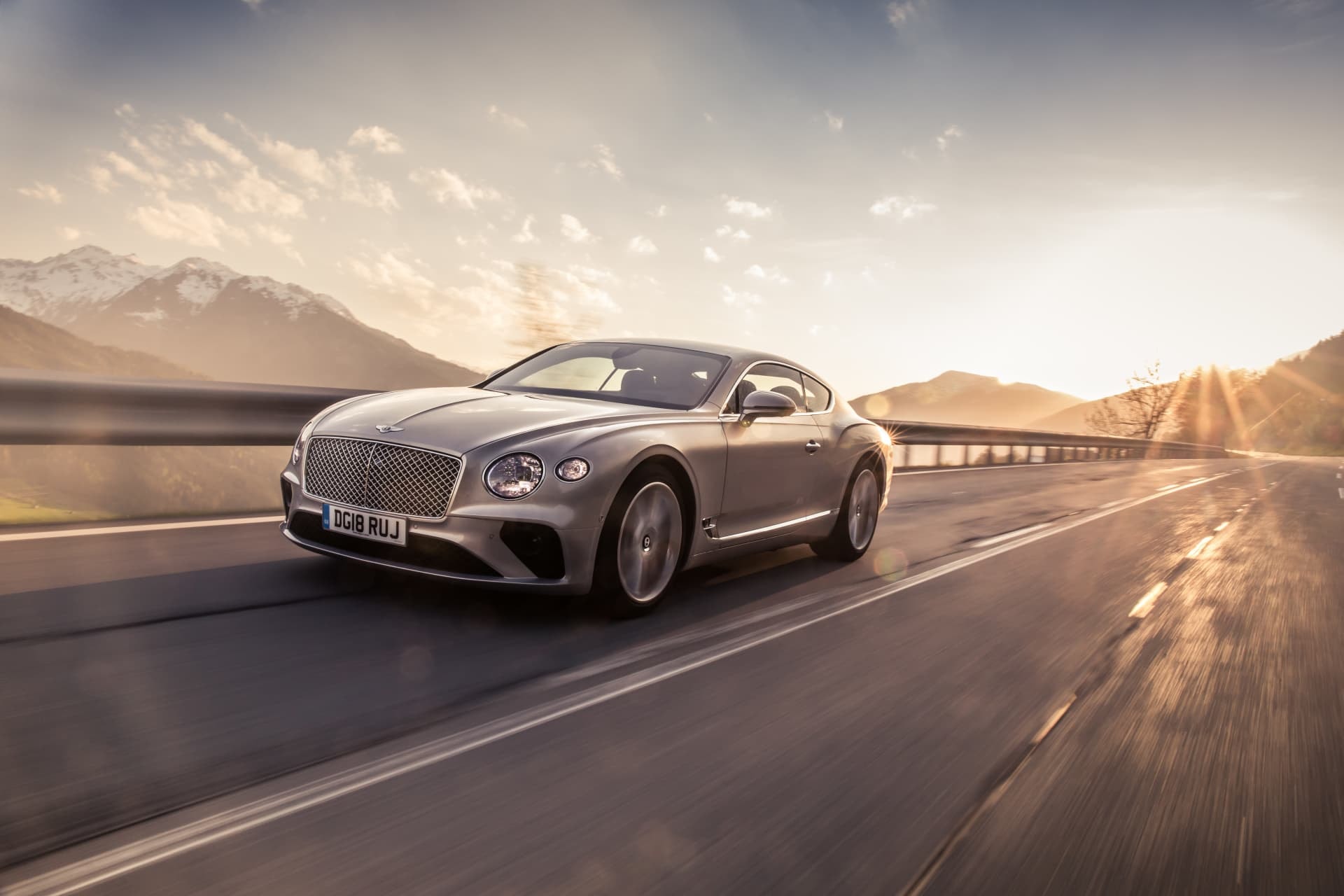 Imagen dinámica del Bentley Continental GT, realzando su diseño.