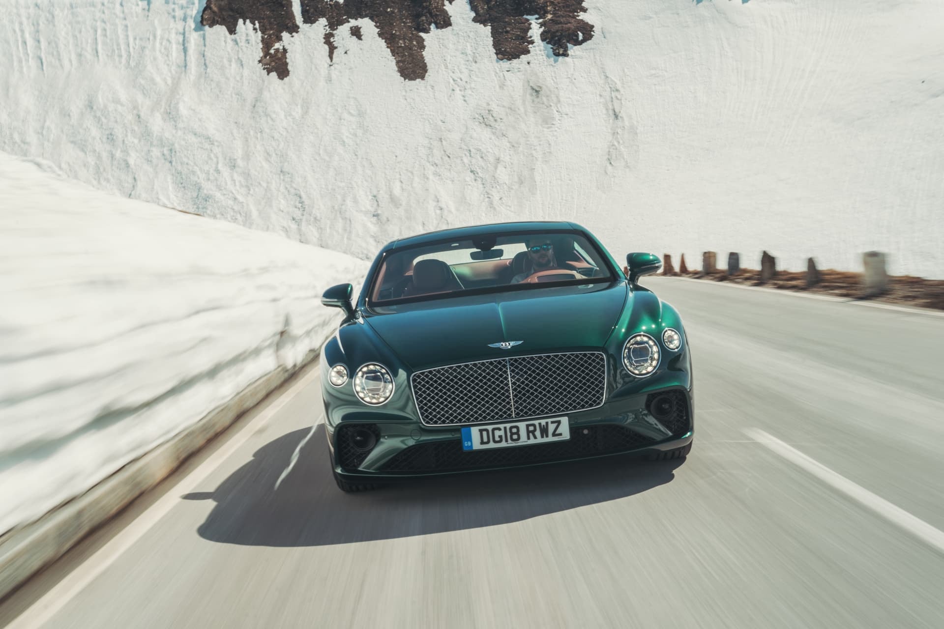 Visión frontal destacando la característica parrilla y faros de Bentley.