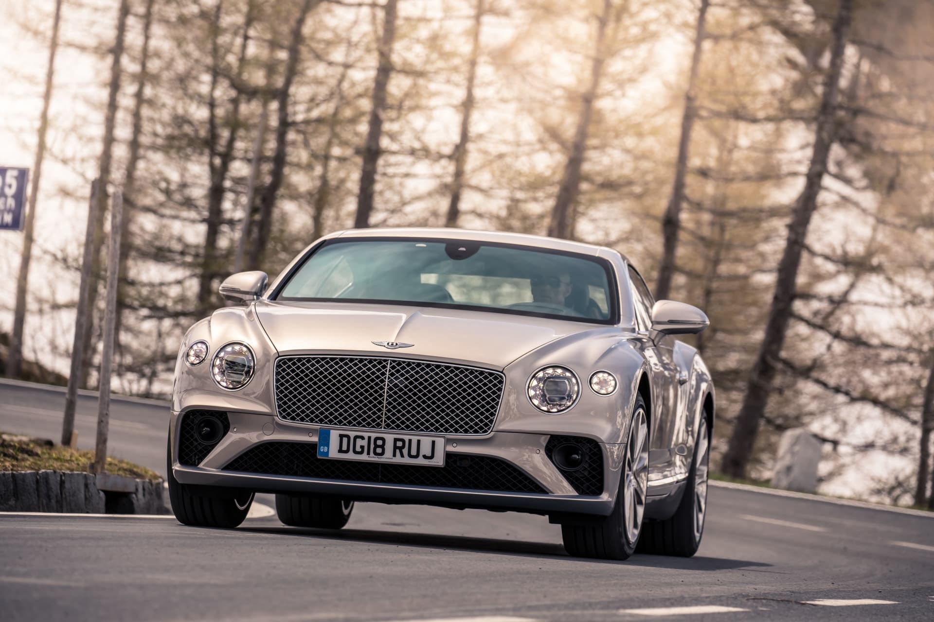Captura frontal del Continental GT destacando su robusta parrilla.