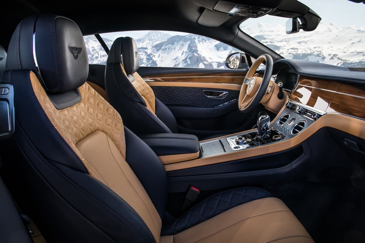 Espectacular vista lateral que revela la combinación de cuero y madera en su interior. Espectacular vista lateral que revela la combinación de cuero y madera en su interior.