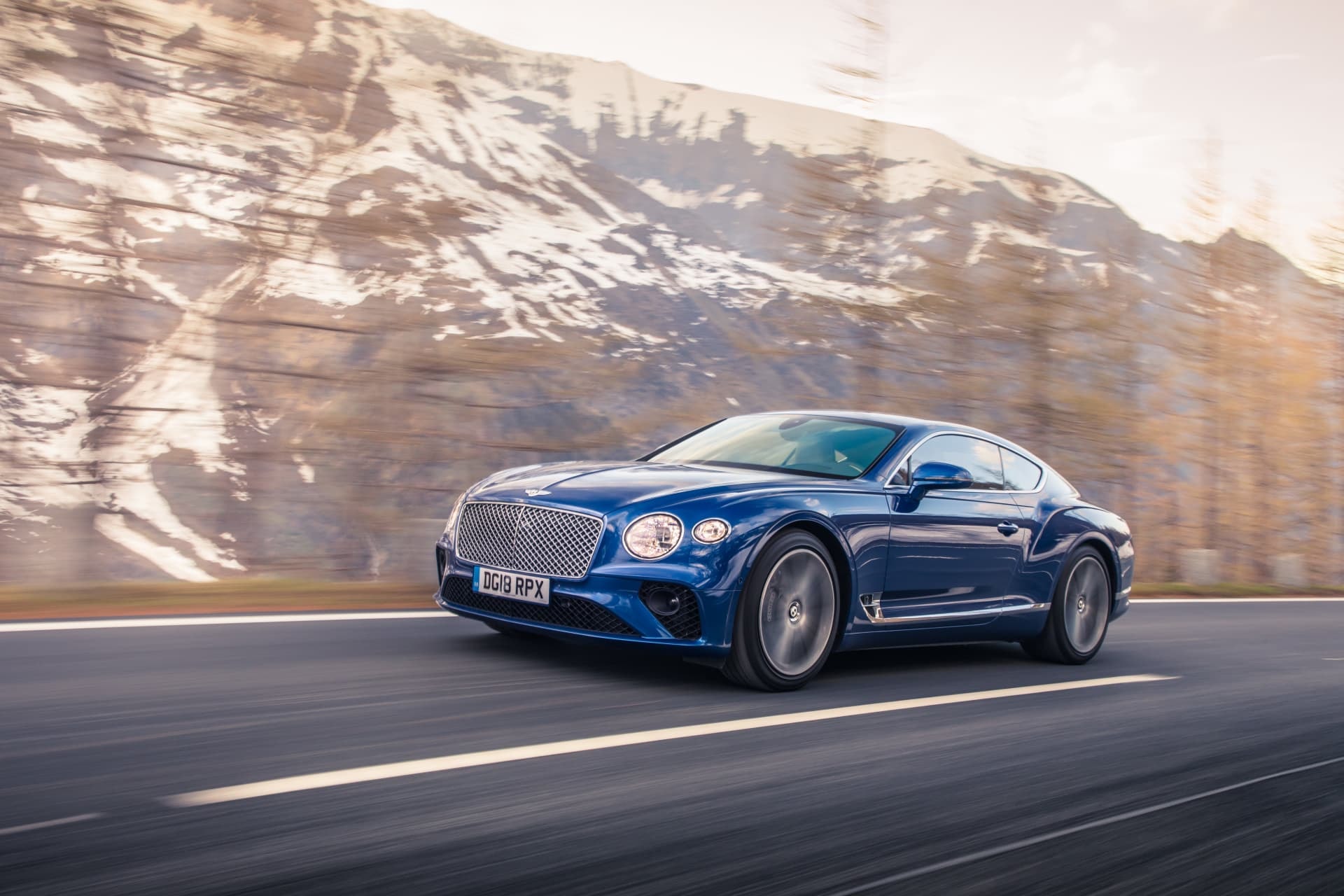 Perfil dinámico del Bentley Continental GT mientras navega la carretera.
