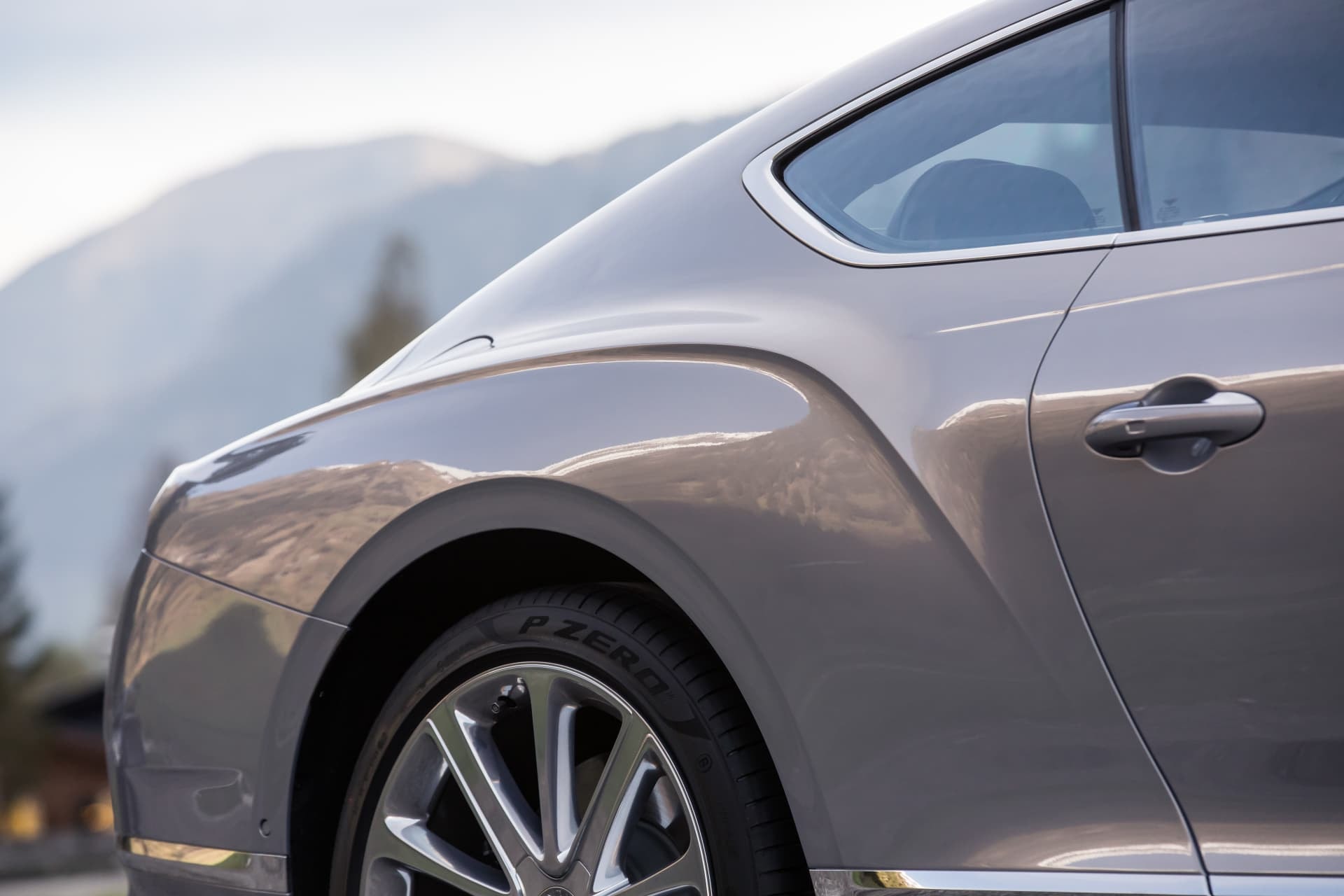 Vista lateral que resalta las curvas y el diseño del Bentley Continental GT.