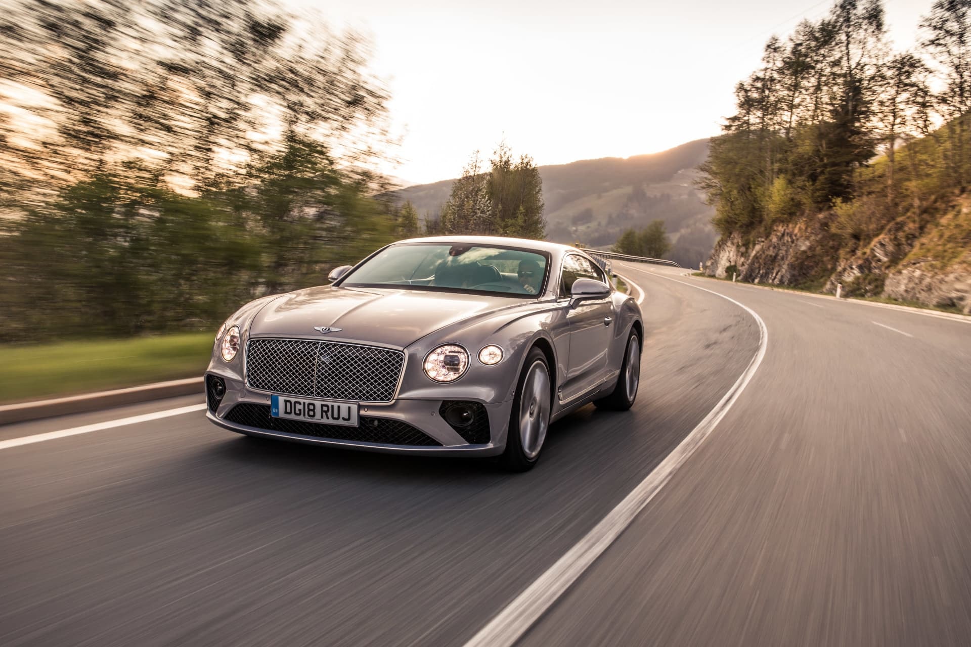 Bentley Continental GT disfrutando de una ruta al atardecer.