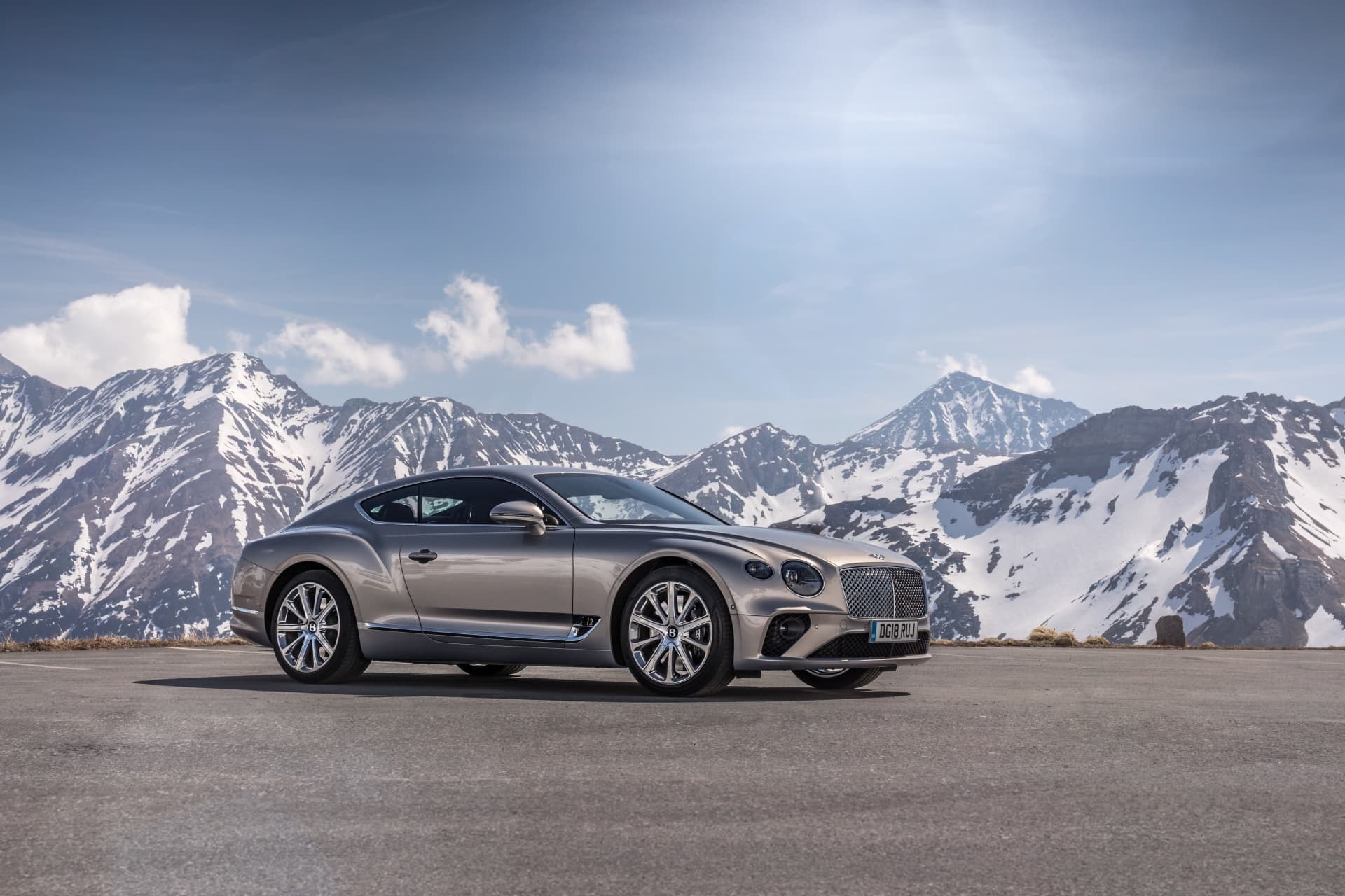 Perspectiva lateral del Bentley Continental GT estacionado en la montaña.