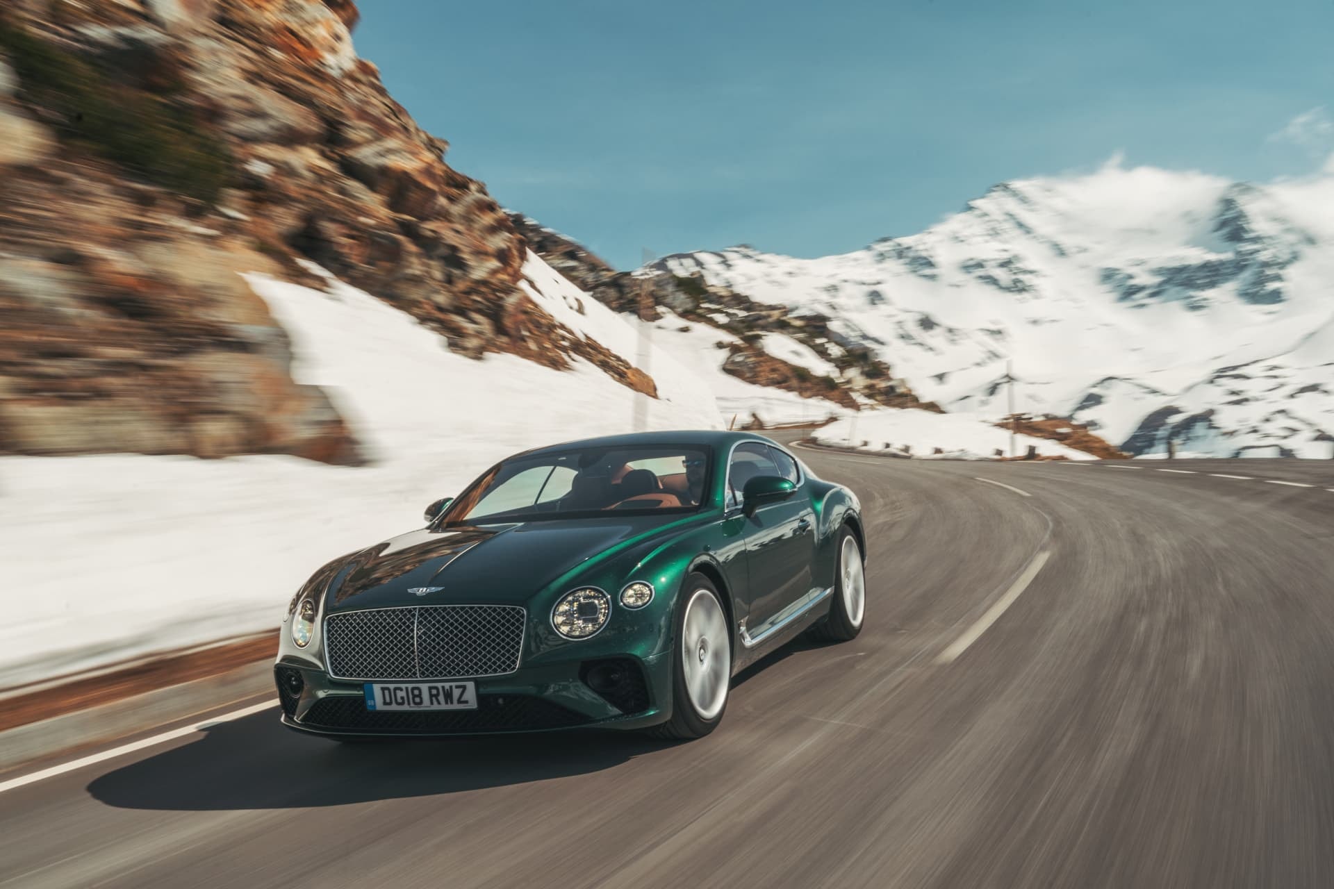 Contraste de la grandiosidad natural y el diseño atemporal del Bentley.