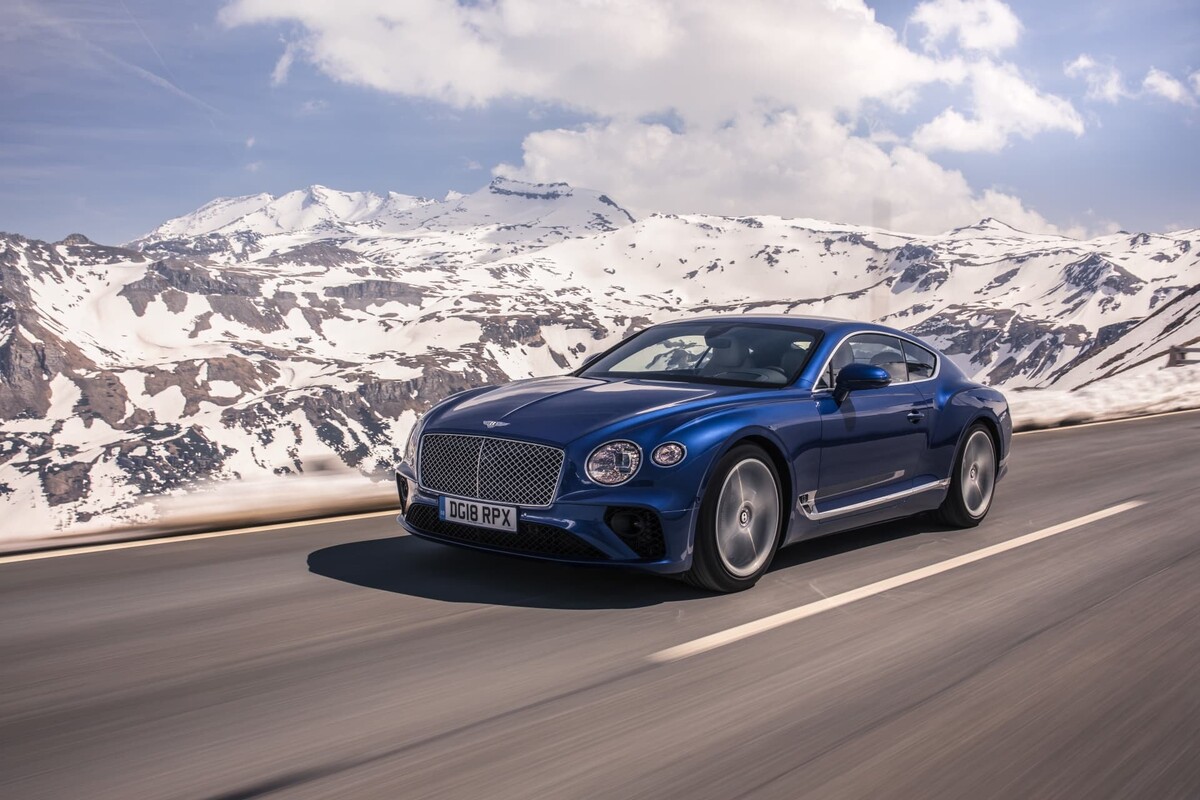 Bentley Continental GT en armonía con el paisaje nevado, fusión de lujo y naturaleza. Bentley Continental GT en armonía con el paisaje nevado, fusión de lujo y naturaleza.