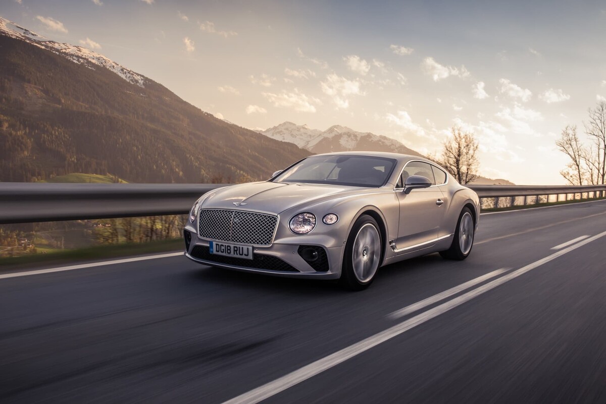 Perfil lateral del Bentley Continental GT capturando su silueta distintiva. Perfil lateral del Bentley Continental GT capturando su silueta distintiva.