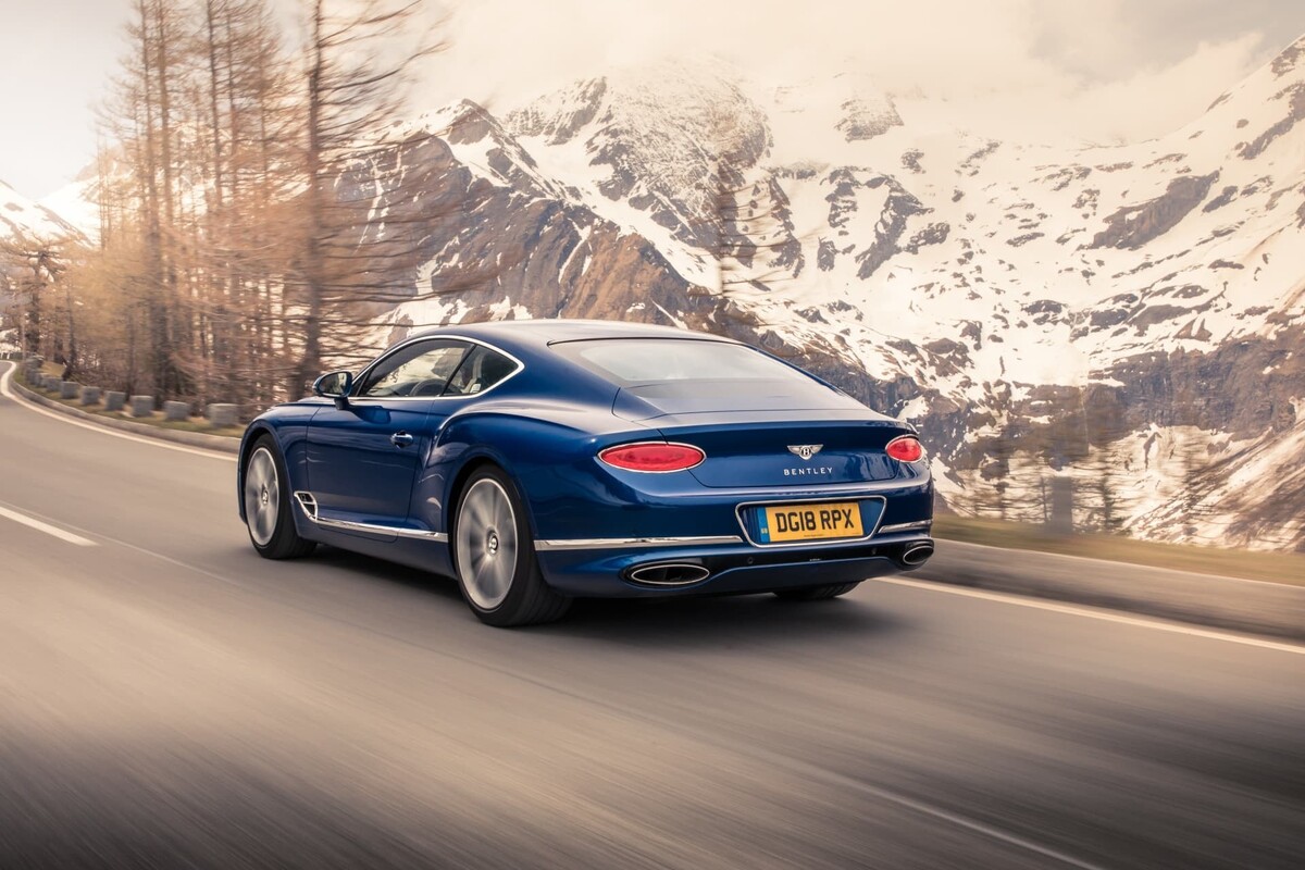 La trasera del Bentley Continental GT, capturada en un ambiente natural dinámico. La trasera del Bentley Continental GT, capturada en un ambiente natural dinámico.