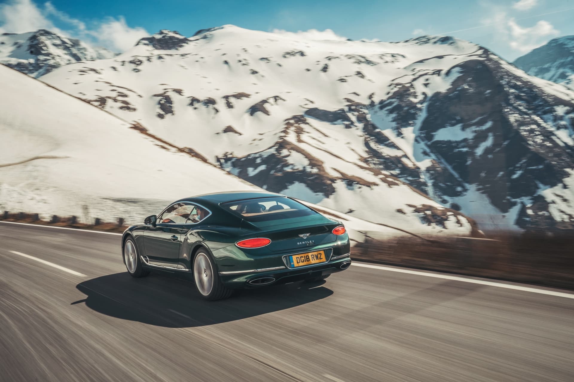 Poder y fluidez en el diseño de la trasera del Continental GT, en acción.