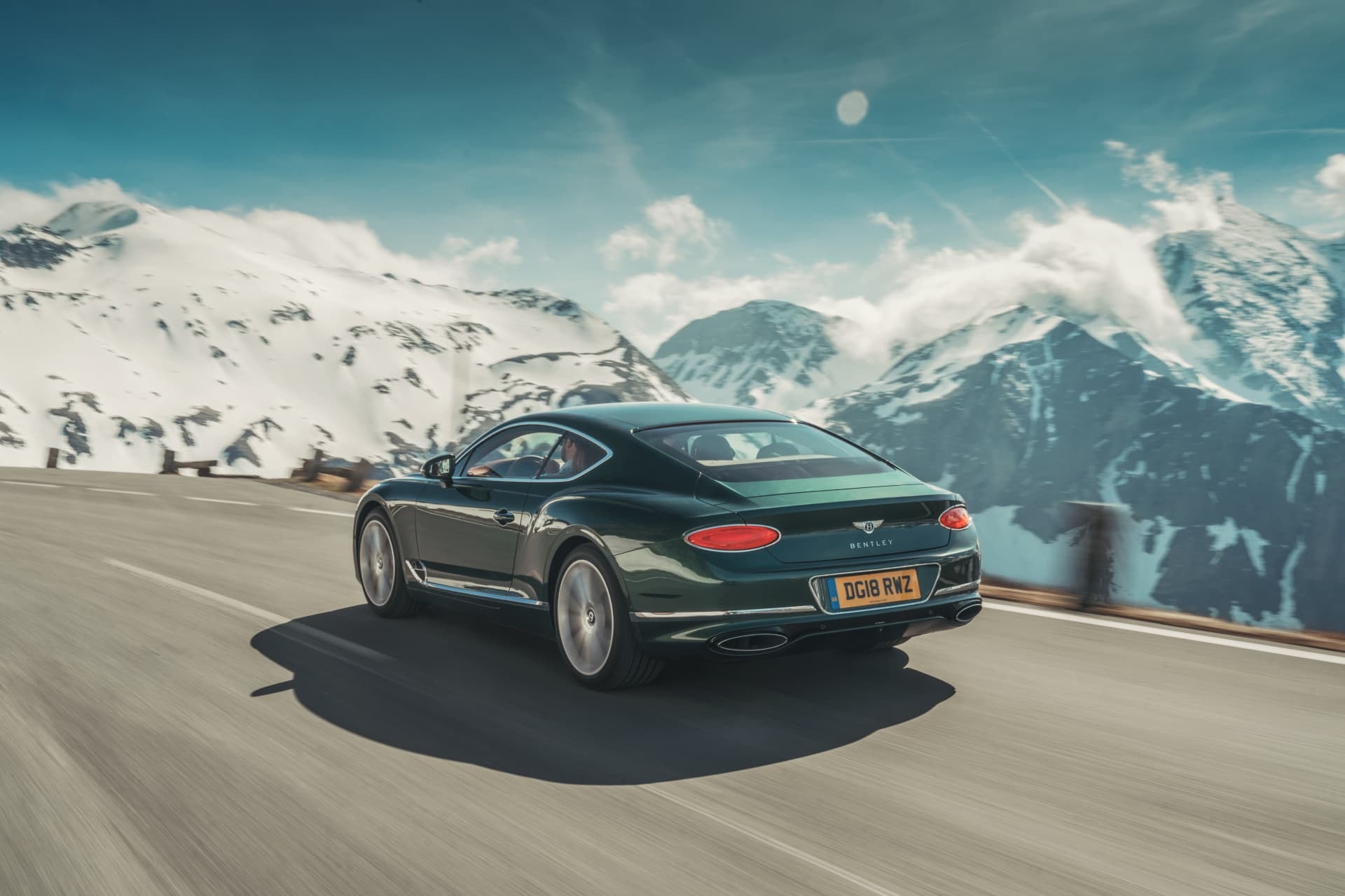 Escapada alpina en alto estilo, trasera del Continental GT en su elemento.