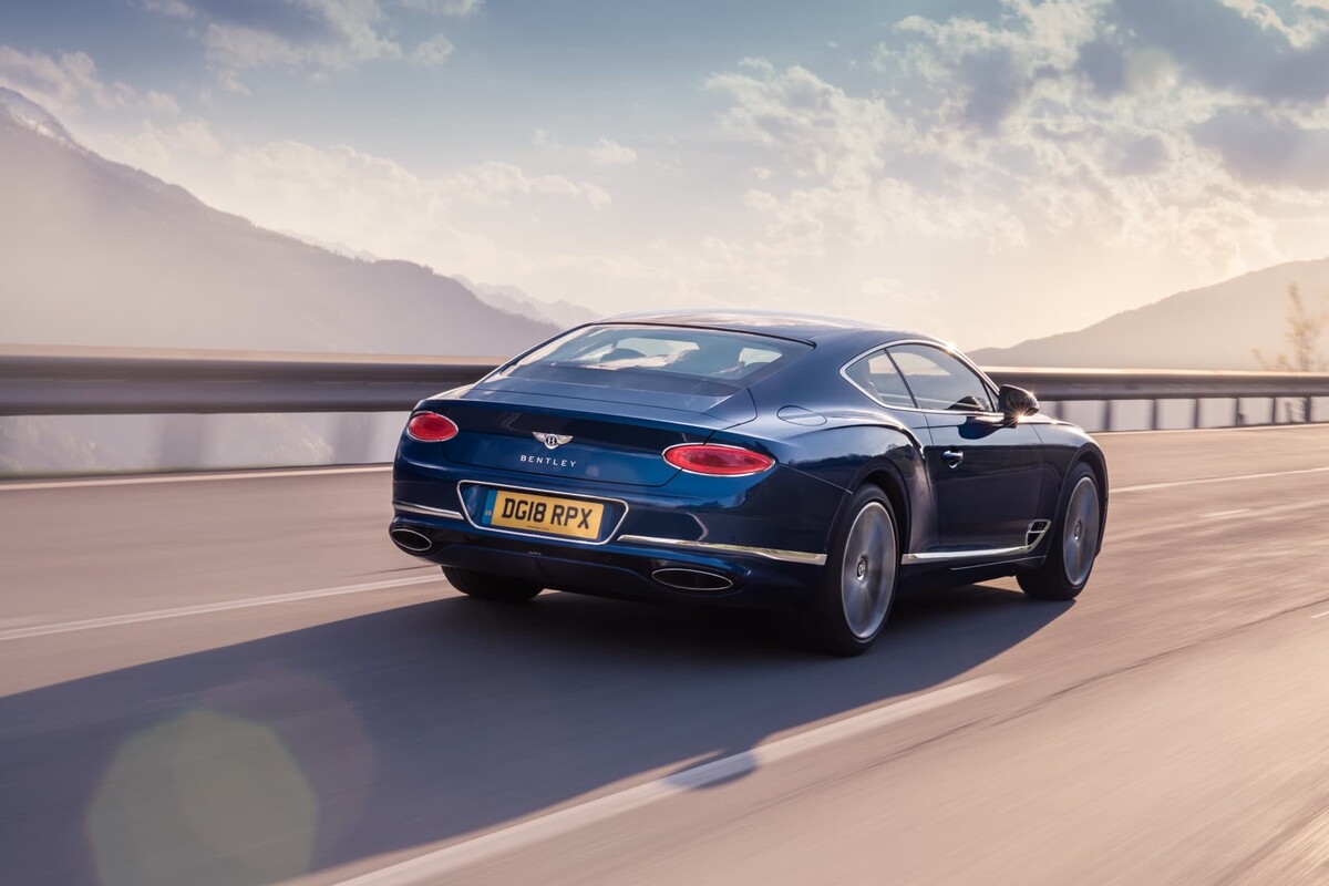 Vista trasera y lateral del Bentley Continental GT, enfatizando su contorno distintivo. Vista trasera y lateral del Bentley Continental GT, enfatizando su contorno distintivo.