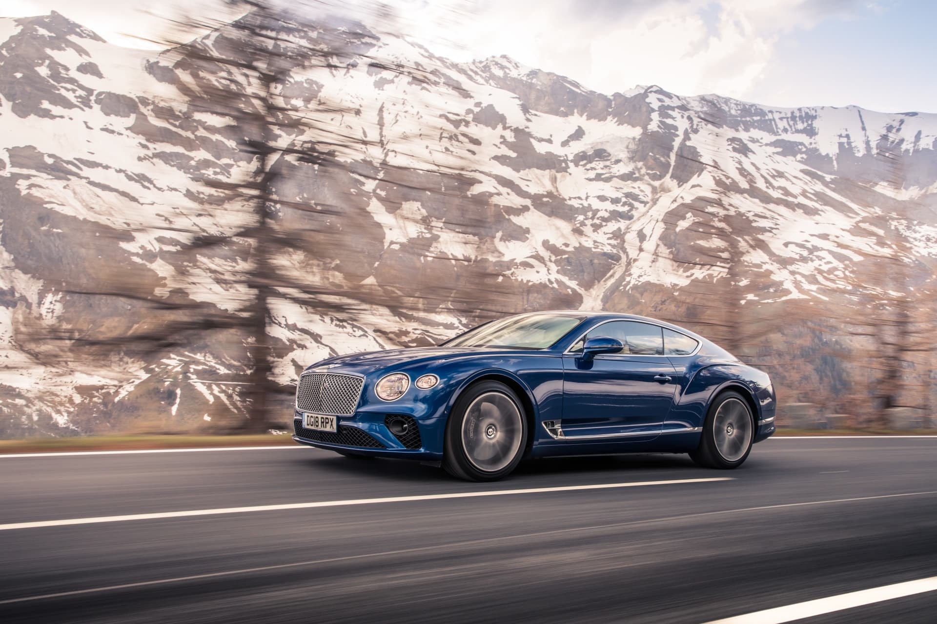 Lateral del Bentley Continental GT, capturado en todo su esplendor y velocidad.
