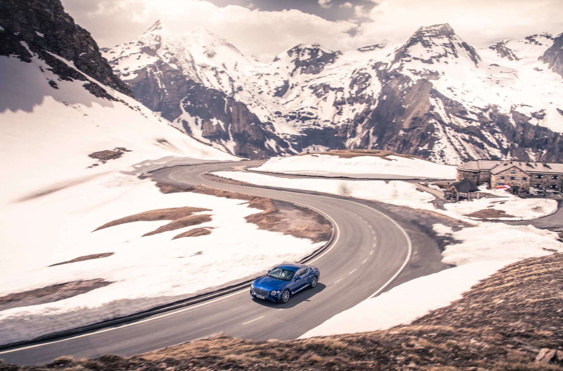 Toma aérea del Bentley Continental GT en una carretera alpina.